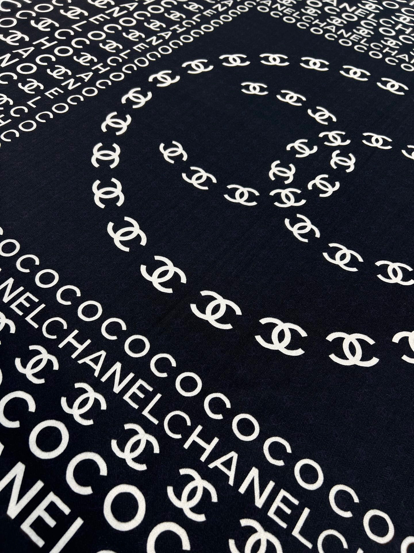 Chanel ~20。【140顶级双面丝毛披肩】香家logo与字母的完美碰撞设计底部还有隐隐约约的双C小