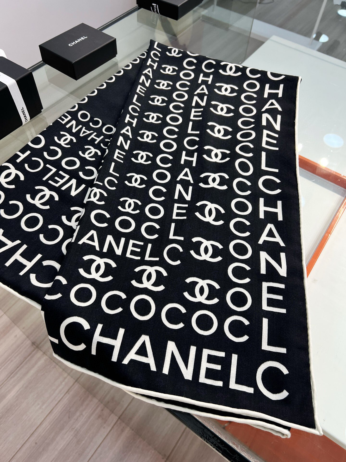 Chanel ~20。【140顶级双面丝毛披肩】香家logo与字母的完美碰撞设计底部还有隐隐约约的双C小