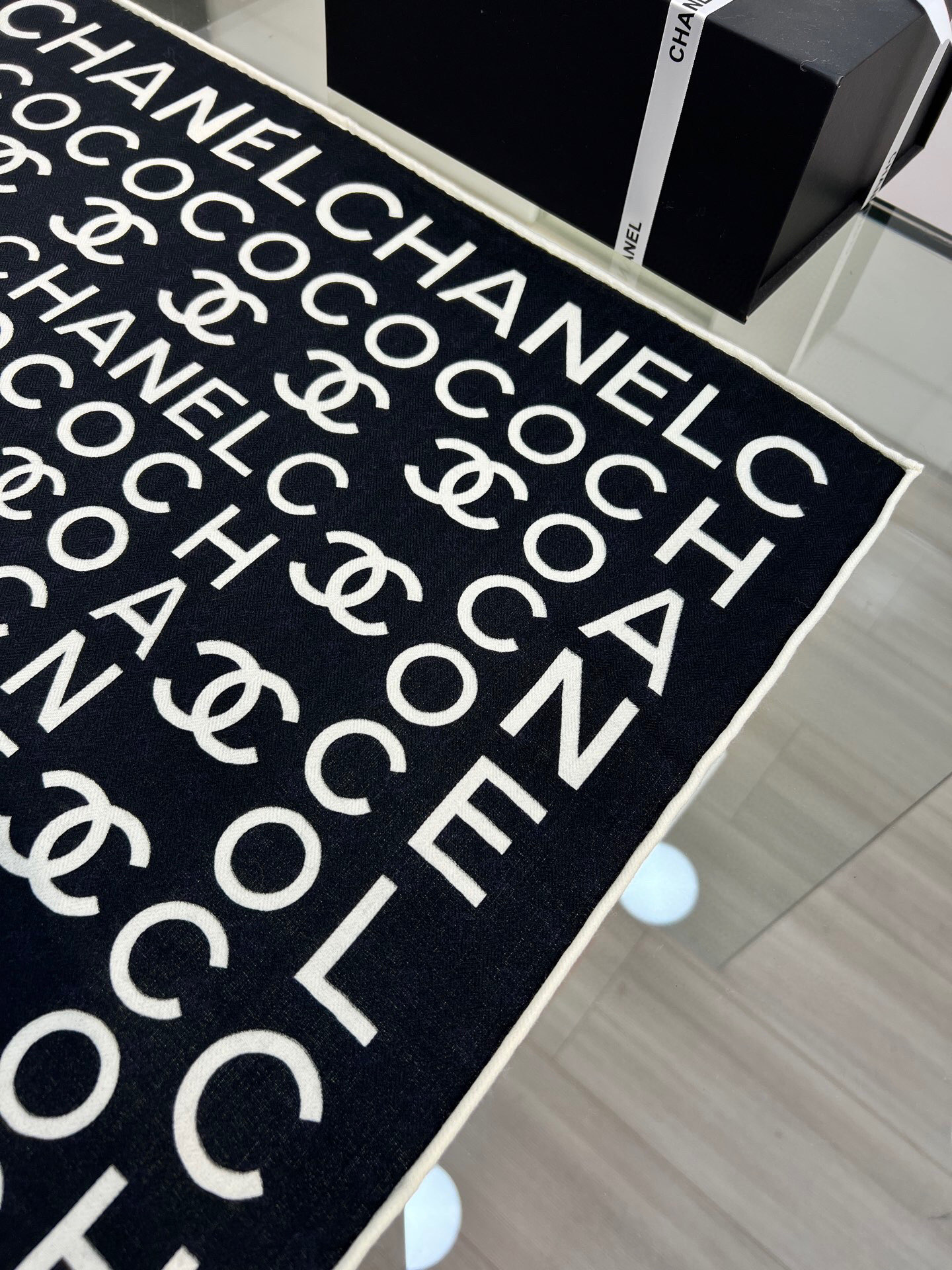 Chanel ~20。【140顶级双面丝毛披肩】香家logo与字母的完美碰撞设计底部还有隐隐约约的双C小