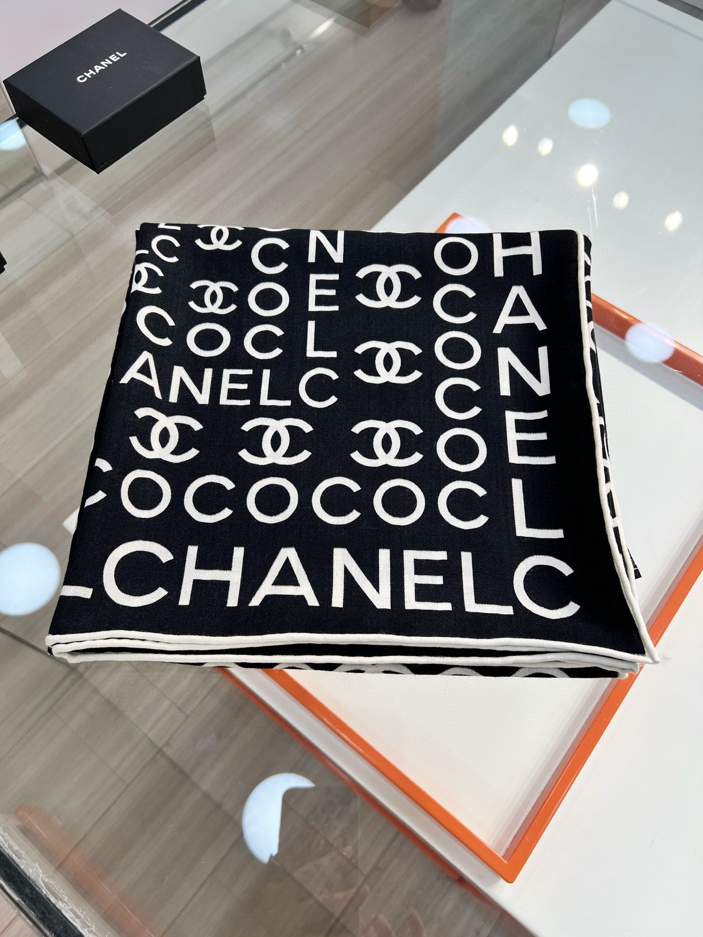 Chanel ~20。【140顶级双面丝毛披肩】香家logo与字母的完美碰撞设计底部还有隐隐约约的双C小