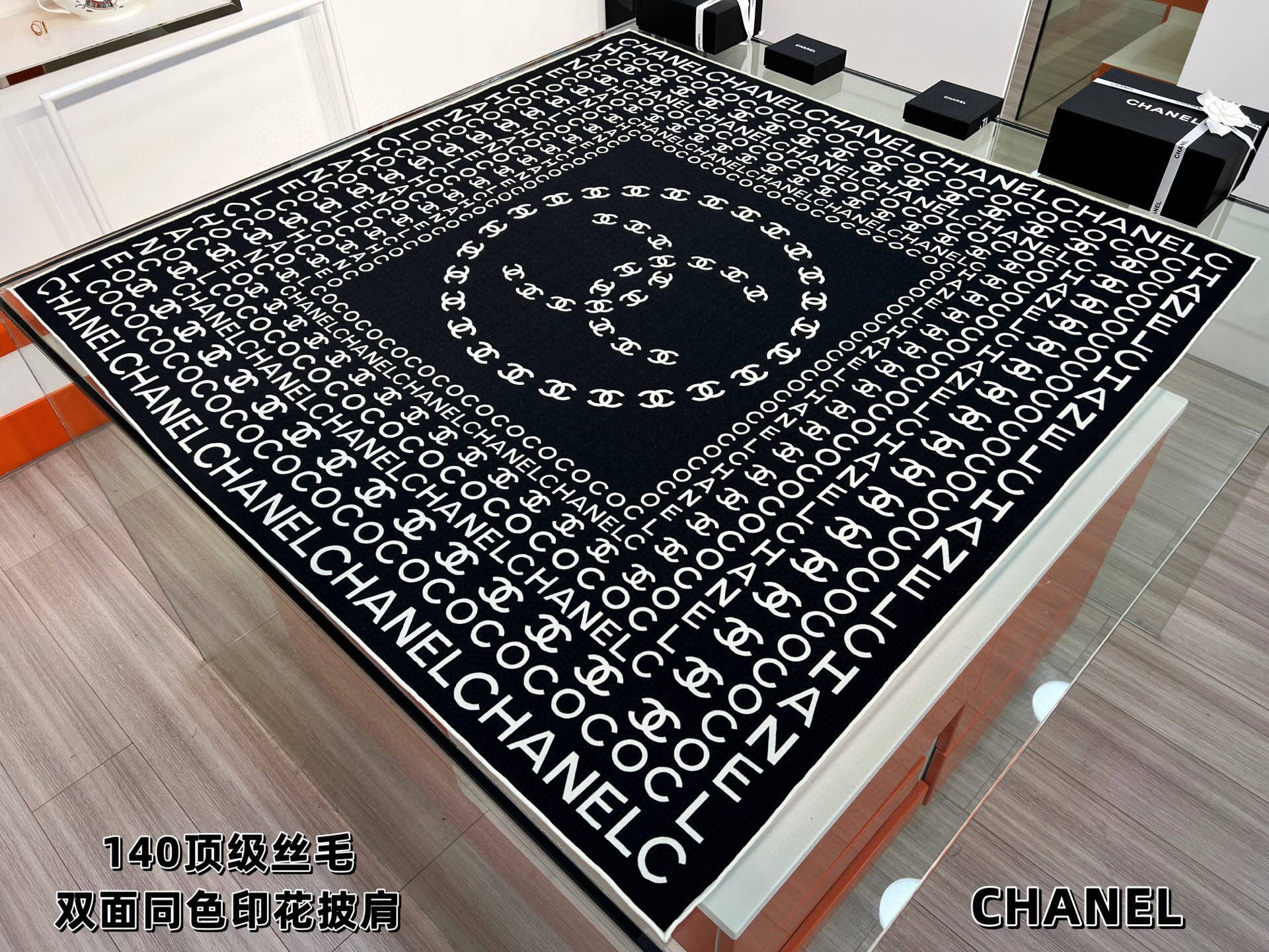 Chanel ~20。【140顶级双面丝毛披肩】香家logo与字母的完美碰撞设计底部还有隐隐约约的双C小
