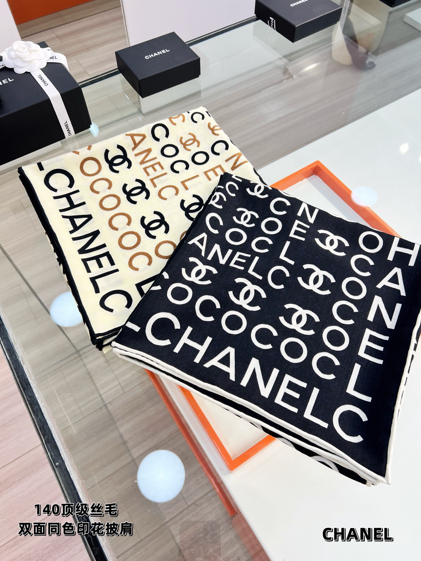 Chanel ~20。【140顶级双面丝毛披肩】香家logo与字母的完美碰撞设计底部还有隐隐约约的双C小
