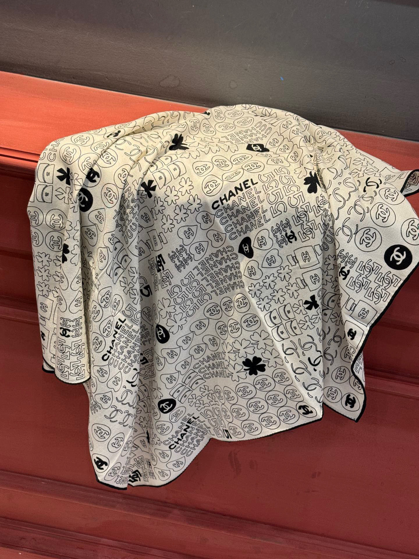 上新❤️【2025Chanel】 经典茶花优雅Coco风，Chanel最新菱格丝绒大方巾~气质到骨子里，