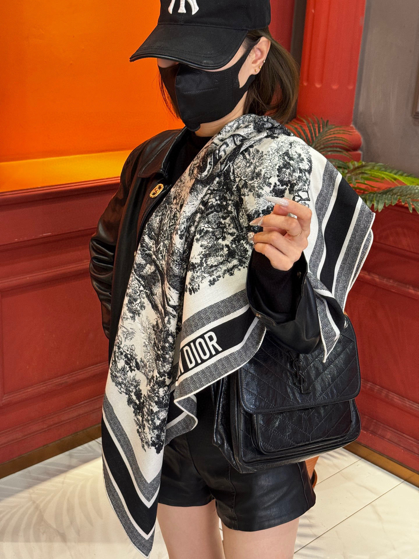 上新❤️ 𝐃𝐈𝐎𝐑 2025早春新款 《茹伊丛手绘方巾》size：110x110 cm 【双面同色丝绒方