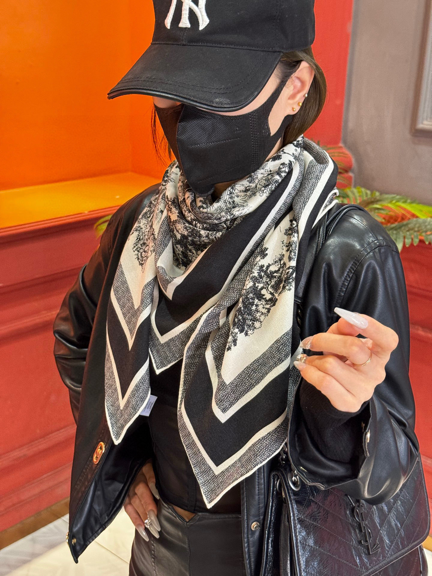 上新❤️ 𝐃𝐈𝐎𝐑 2025早春新款 《茹伊丛手绘方巾》size：110x110 cm 【双面同色丝绒方