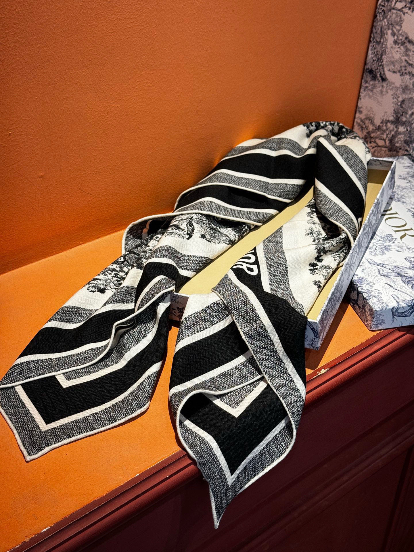 上新❤️ 𝐃𝐈𝐎𝐑 2025早春新款 《茹伊丛手绘方巾》size：110x110 cm 【双面同色丝绒方