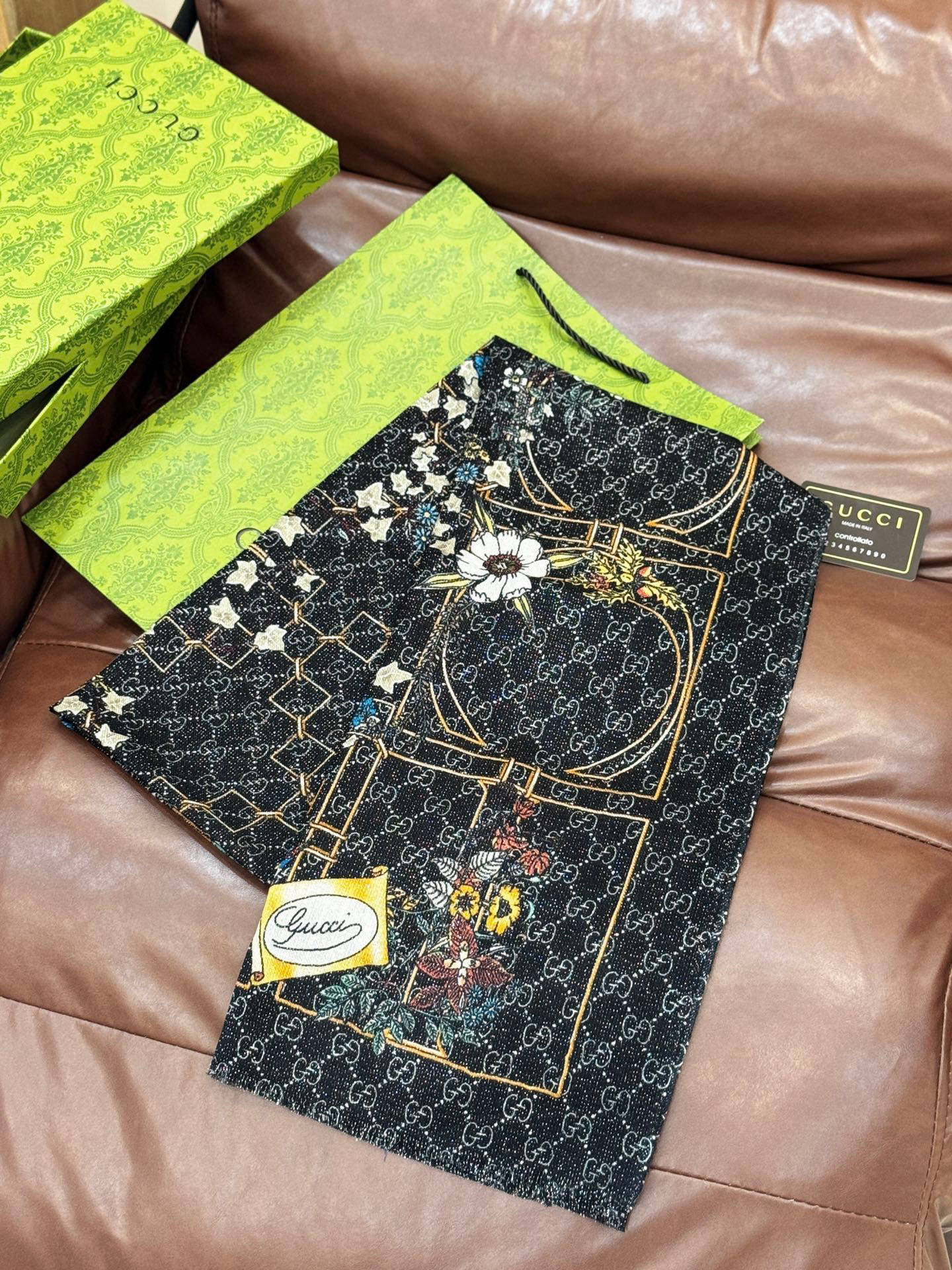 会发光发亮的围巾羊绒新款 🆕🆕🌈💫速度‼️下手一定要快‼️G家新款【GG字母花卉长巾】，高端 大爱 货极