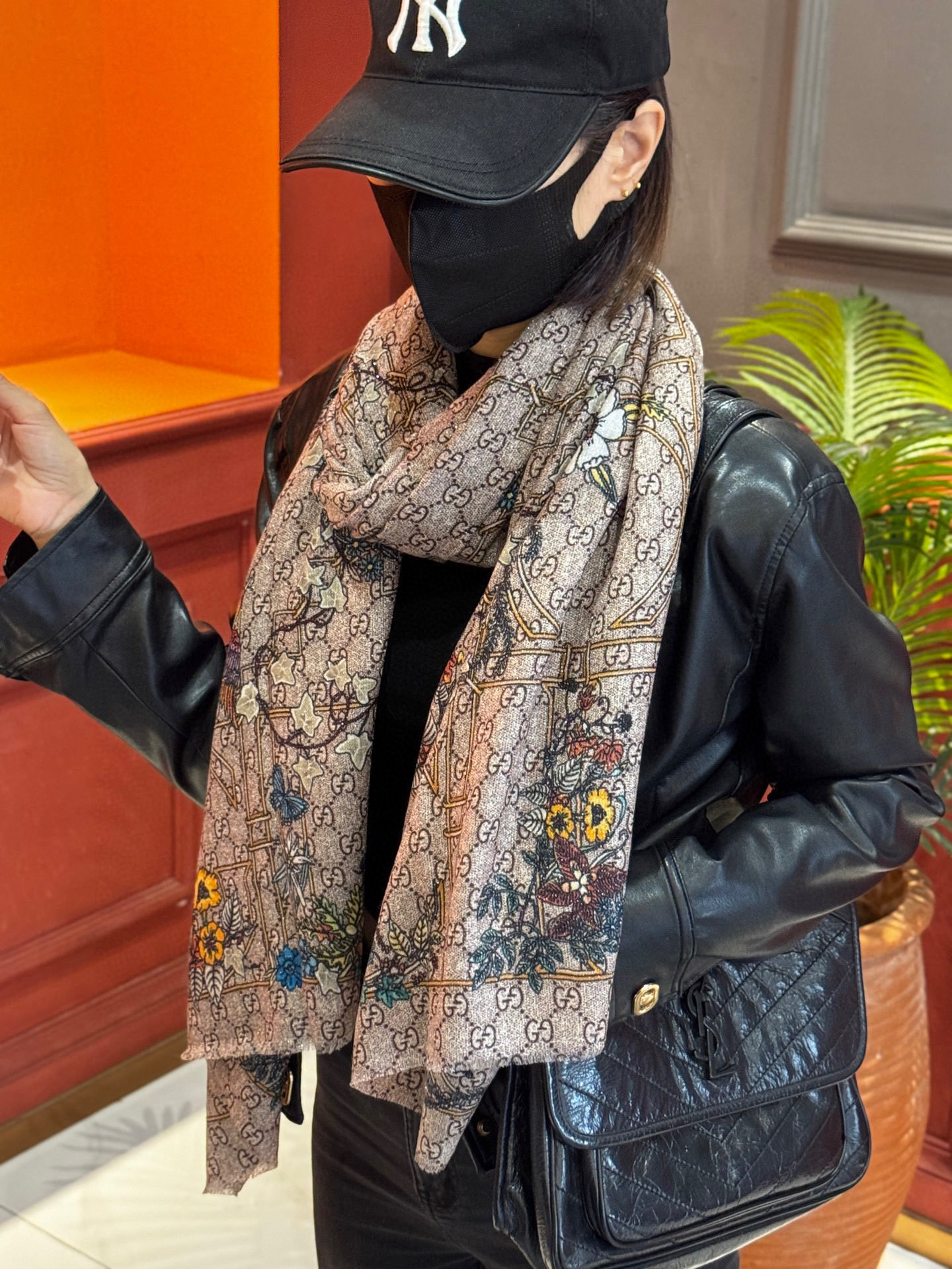 会发光发亮的围巾羊绒新款 🆕🆕🌈💫速度‼️下手一定要快‼️G家新款【GG字母花卉长巾】，高端 大爱 货极