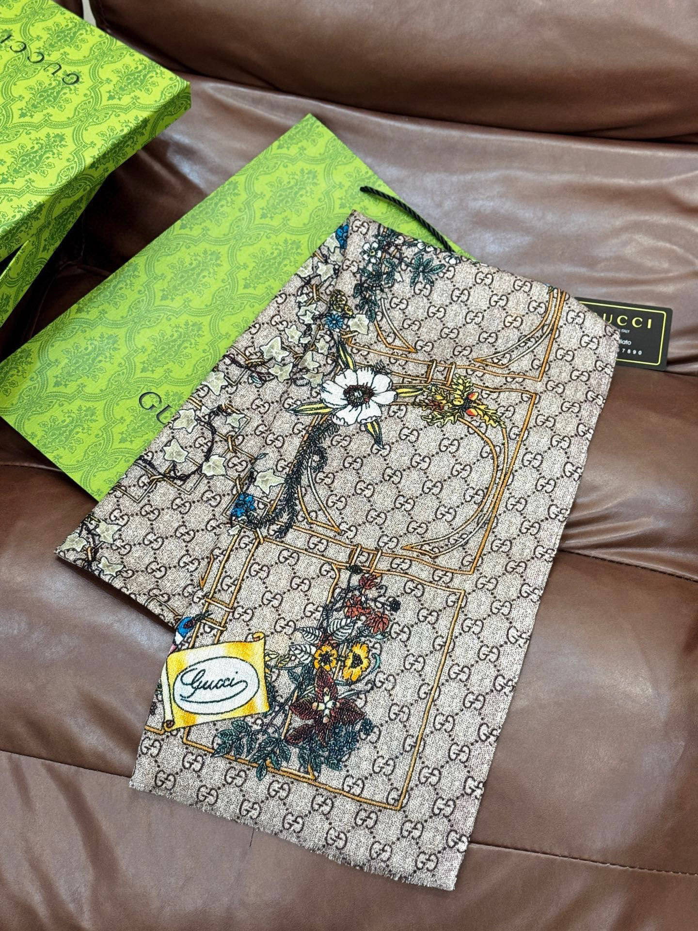 会发光发亮的围巾羊绒新款 🆕🆕🌈💫速度‼️下手一定要快‼️G家新款【GG字母花卉长巾】，高端 大爱 货极