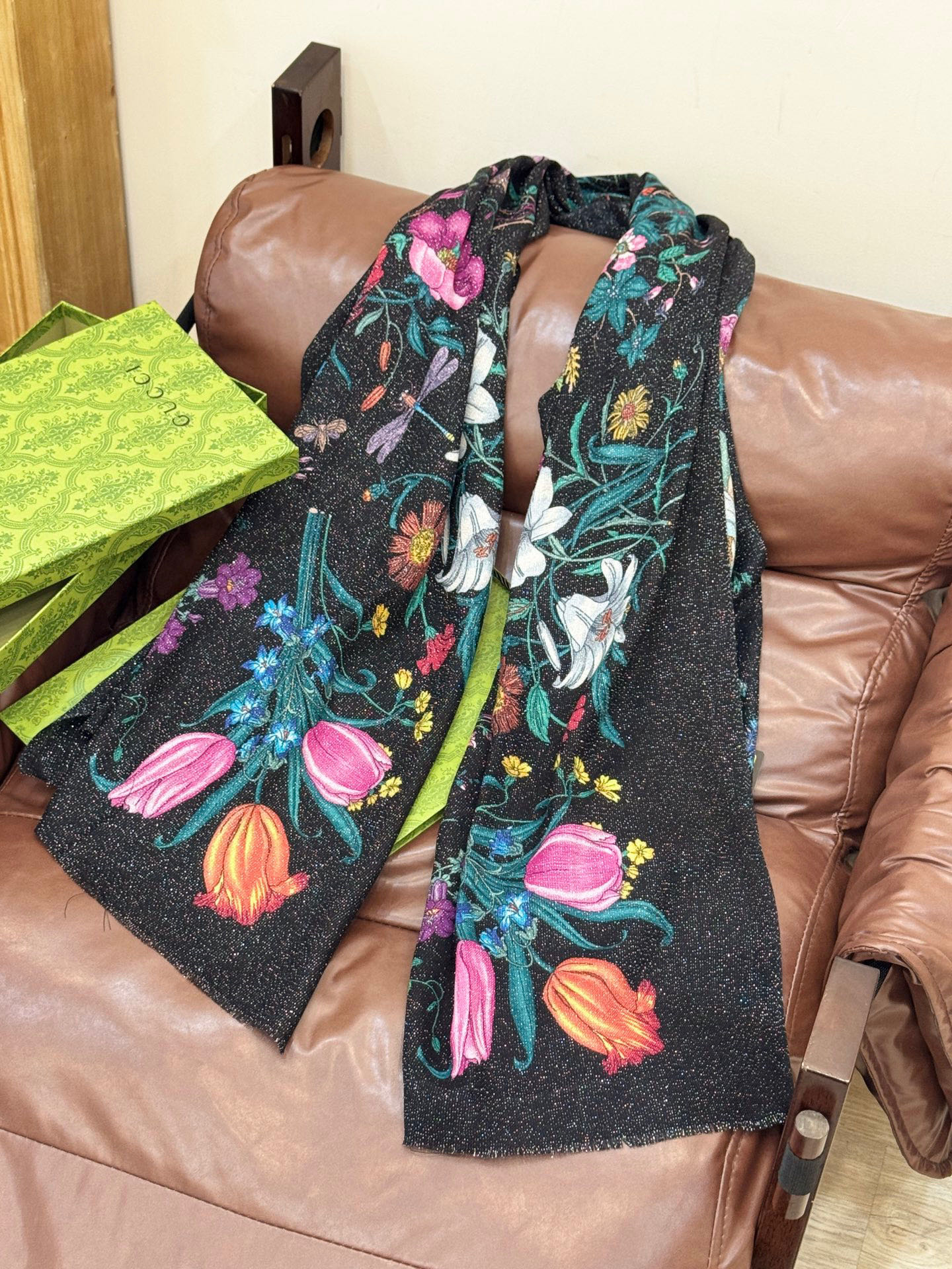 会发光发亮的围巾羊绒新款 🆕🆕🌈💫速度‼️下手一定要快‼️G家新款【花卉长巾】，高端 大爱 货极少 现在