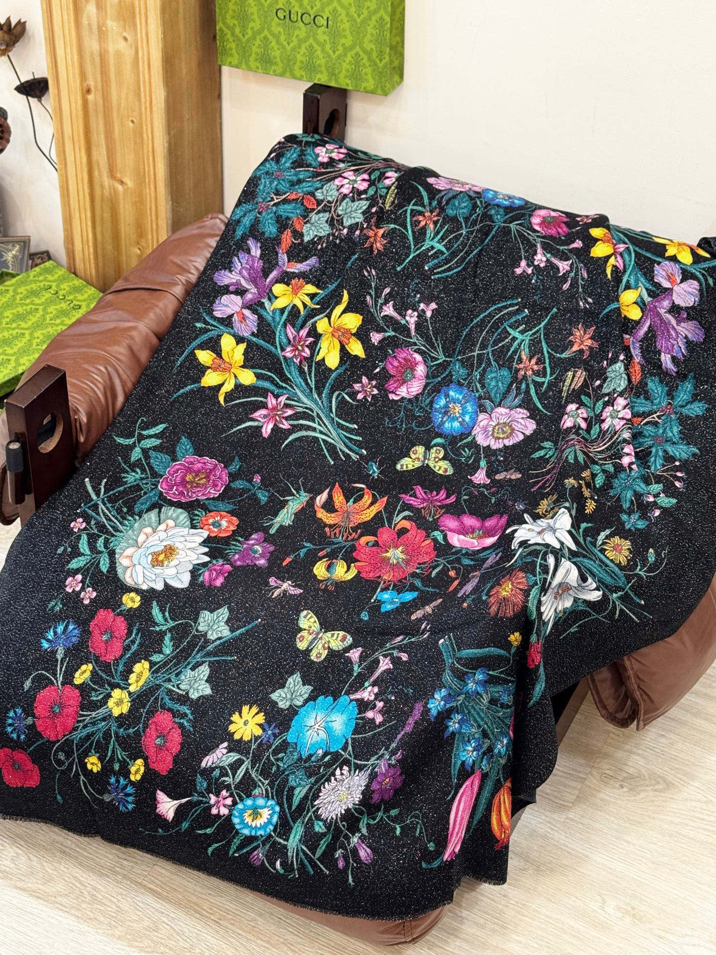 会发光发亮的围巾羊绒新款 🆕🆕🌈💫速度‼️下手一定要快‼️G家新款【花卉长巾】，高端 大爱 货极少 现在