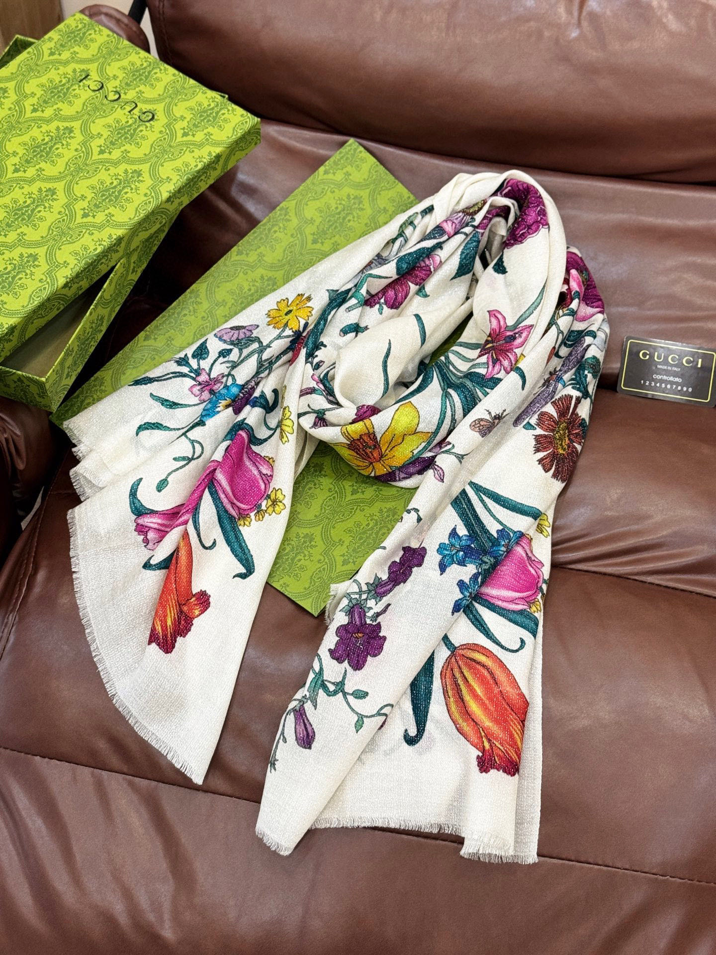 会发光发亮的围巾羊绒新款 🆕🆕🌈💫速度‼️下手一定要快‼️G家新款【花卉长巾】，高端 大爱 货极少 现在