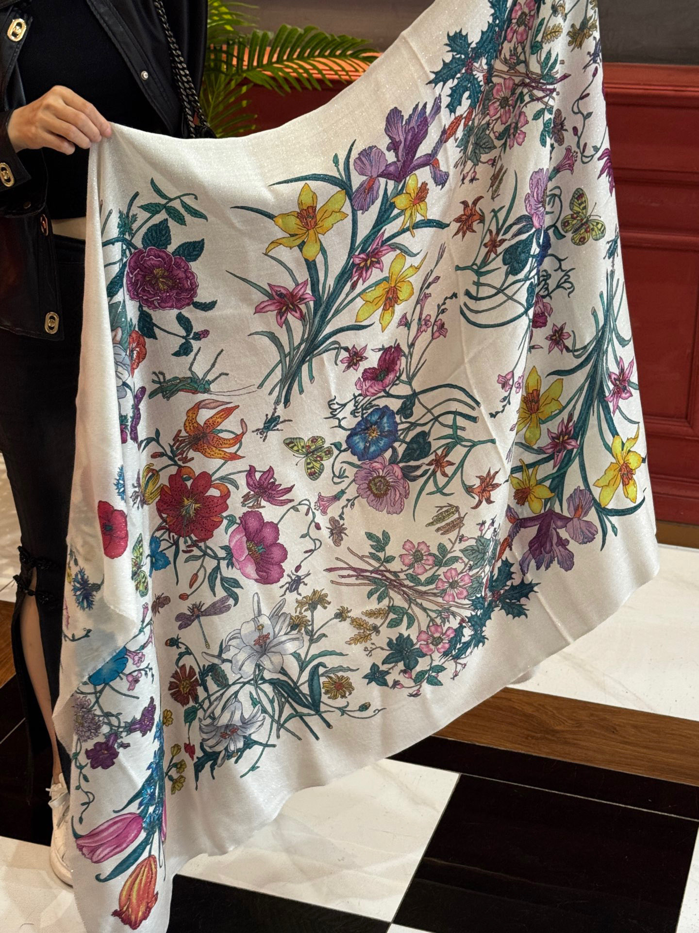 会发光发亮的围巾羊绒新款 🆕🆕🌈💫速度‼️下手一定要快‼️G家新款【花卉长巾】，高端 大爱 货极少 现在