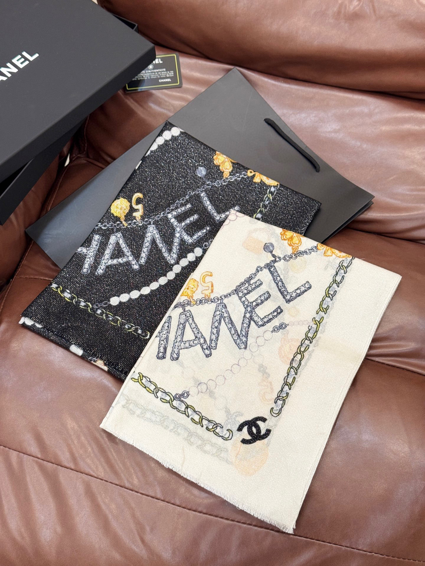 Chanel ~25秋冬新品～“珠光宝气”【会发光发亮的围巾】这款经典单品展现强大而迷人的女性魅力精髓。