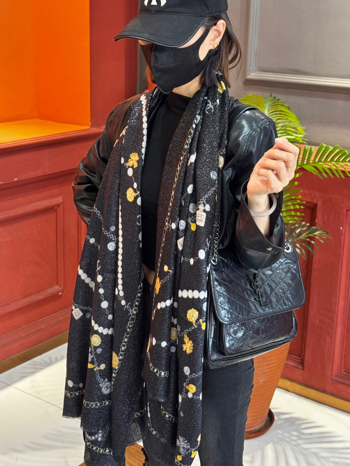 Chanel ~25秋冬新品～“珠光宝气”【会发光发亮的围巾】这款经典单品展现强大而迷人的女性魅力精髓。