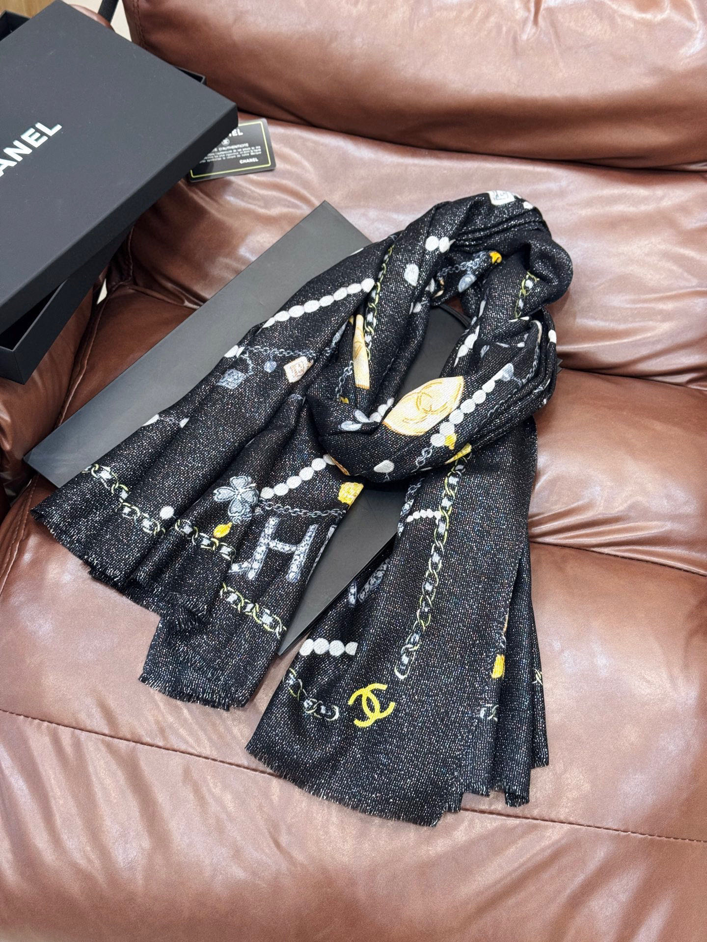 Chanel ~25秋冬新品～“珠光宝气”【会发光发亮的围巾】这款经典单品展现强大而迷人的女性魅力精髓。