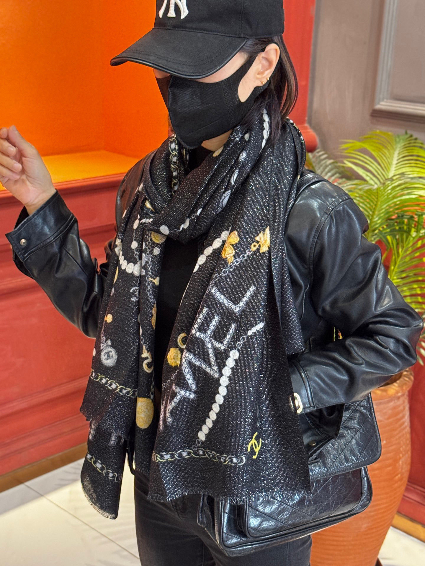 Chanel ~25秋冬新品～“珠光宝气”【会发光发亮的围巾】这款经典单品展现强大而迷人的女性魅力精髓。