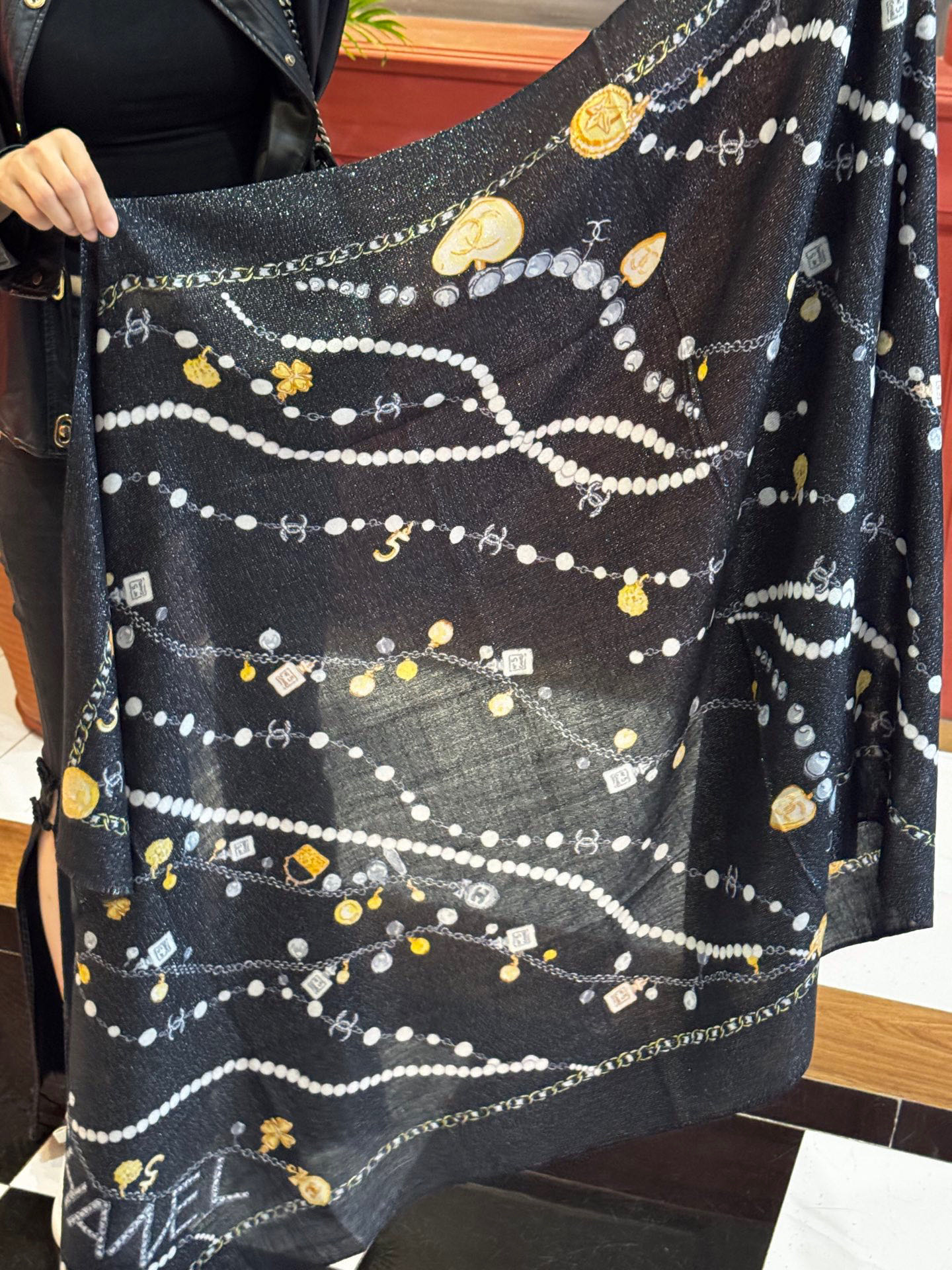 Chanel ~25秋冬新品～“珠光宝气”【会发光发亮的围巾】这款经典单品展现强大而迷人的女性魅力精髓。