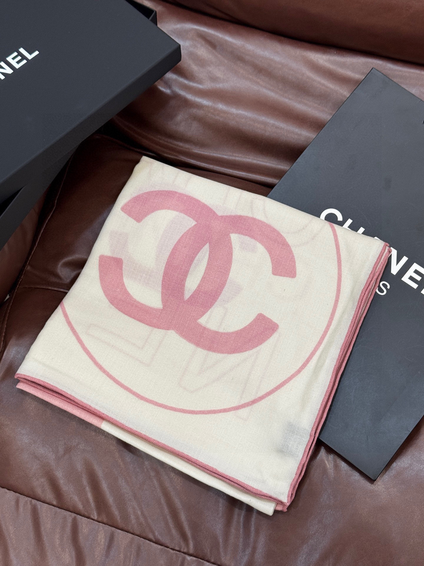 Chanel 25s秋冬新品～【140顶级丝毛双面同色披肩】25s 秋冬披肩设计真的好有突破粉色米色格优