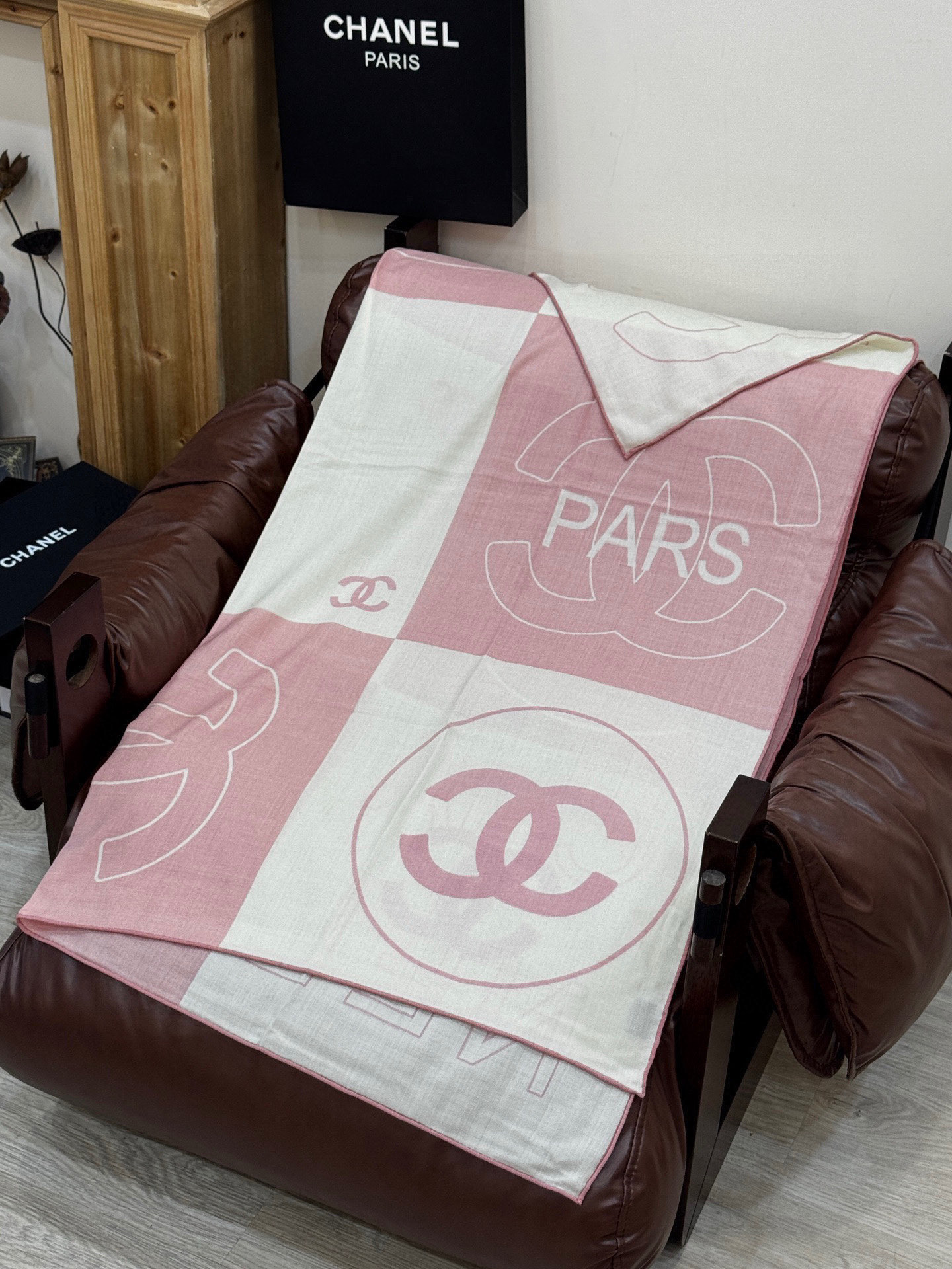 Chanel 25s秋冬新品～【140顶级丝毛双面同色披肩】25s 秋冬披肩设计真的好有突破粉色米色格优