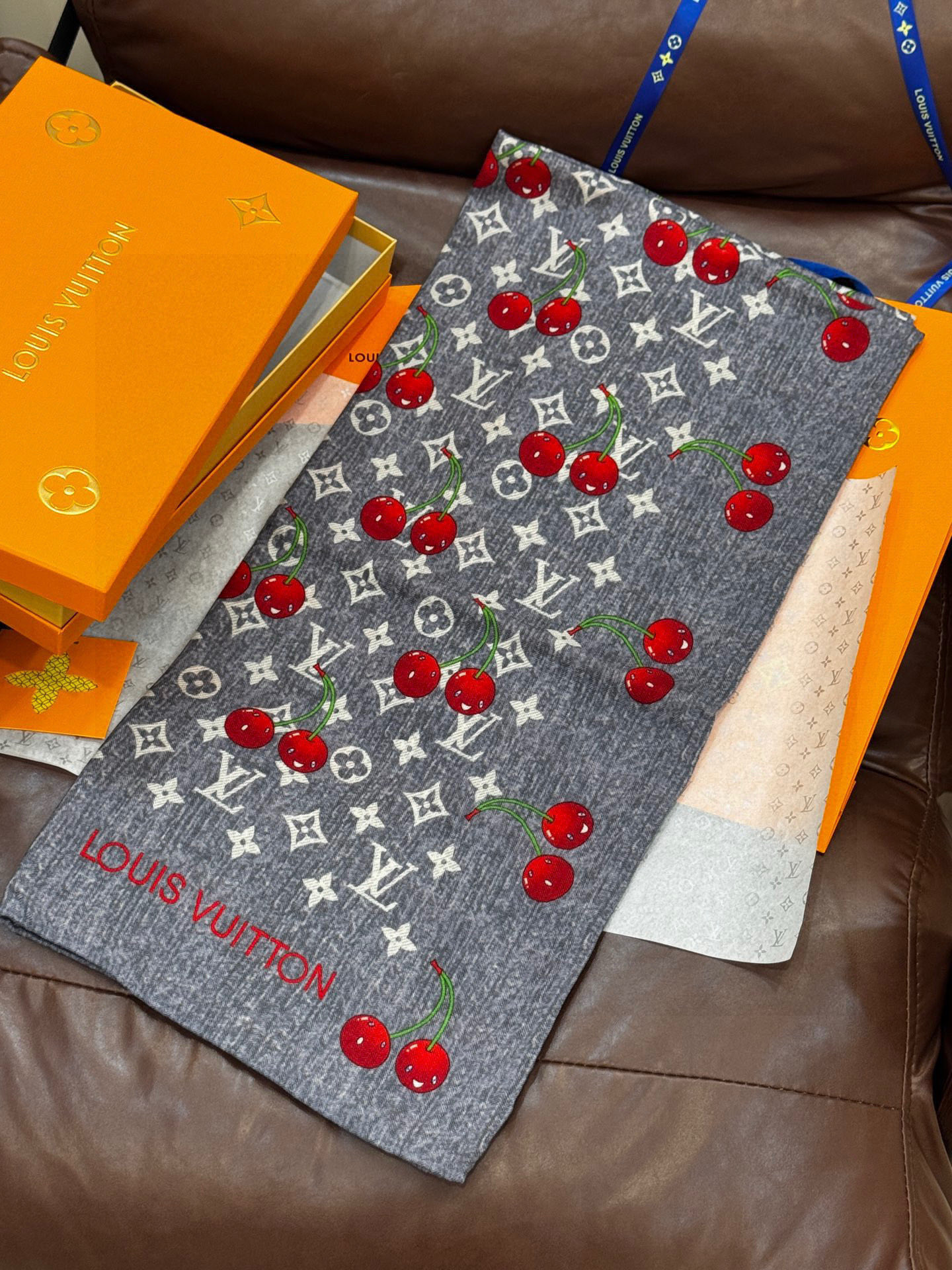 LV X TM MONOGRAMCERISE 140丝毛方巾【140双面丝毛同色】LV × TM Mon