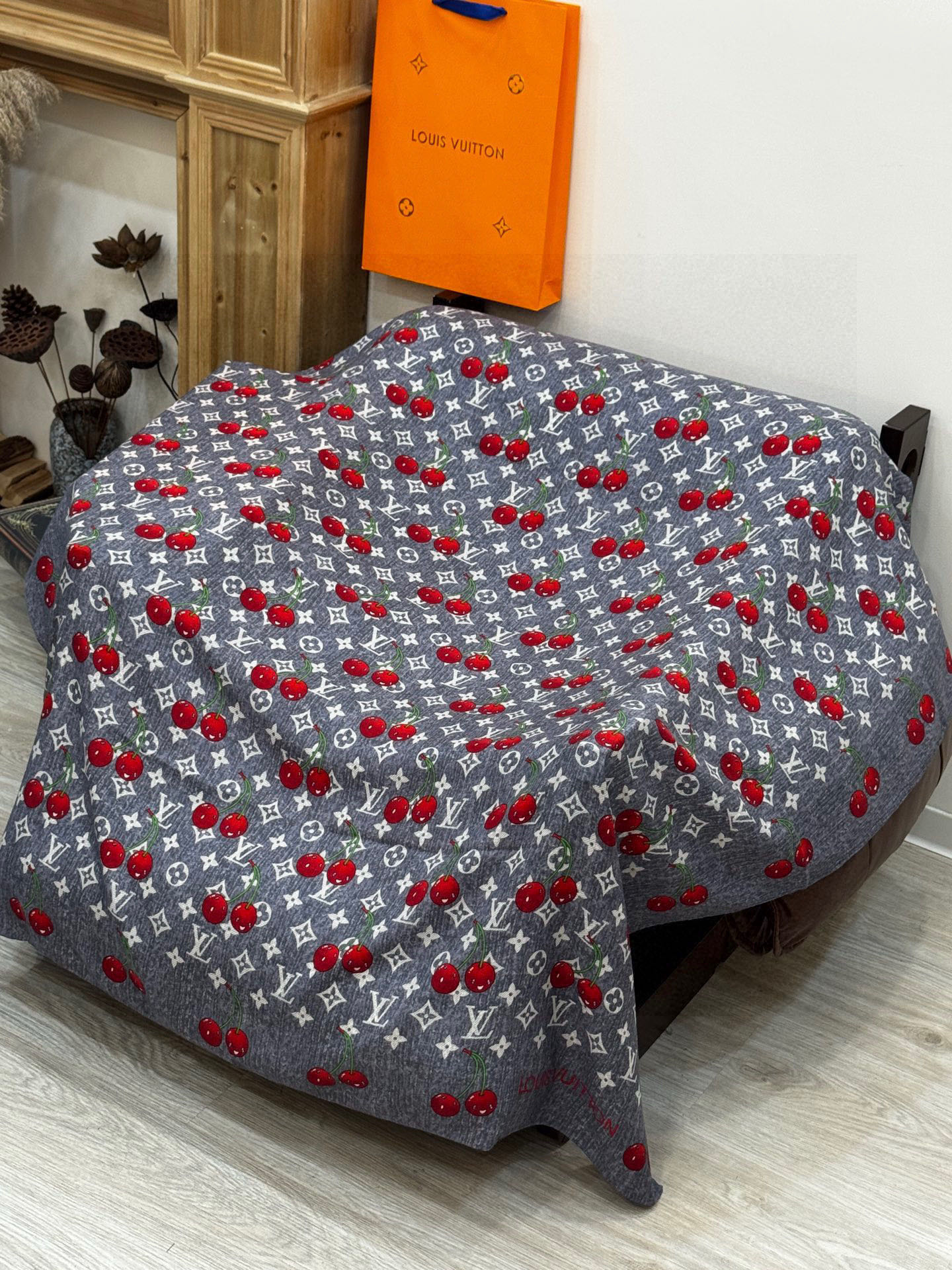 LV X TM MONOGRAMCERISE 140丝毛方巾【140双面丝毛同色】LV × TM Mon