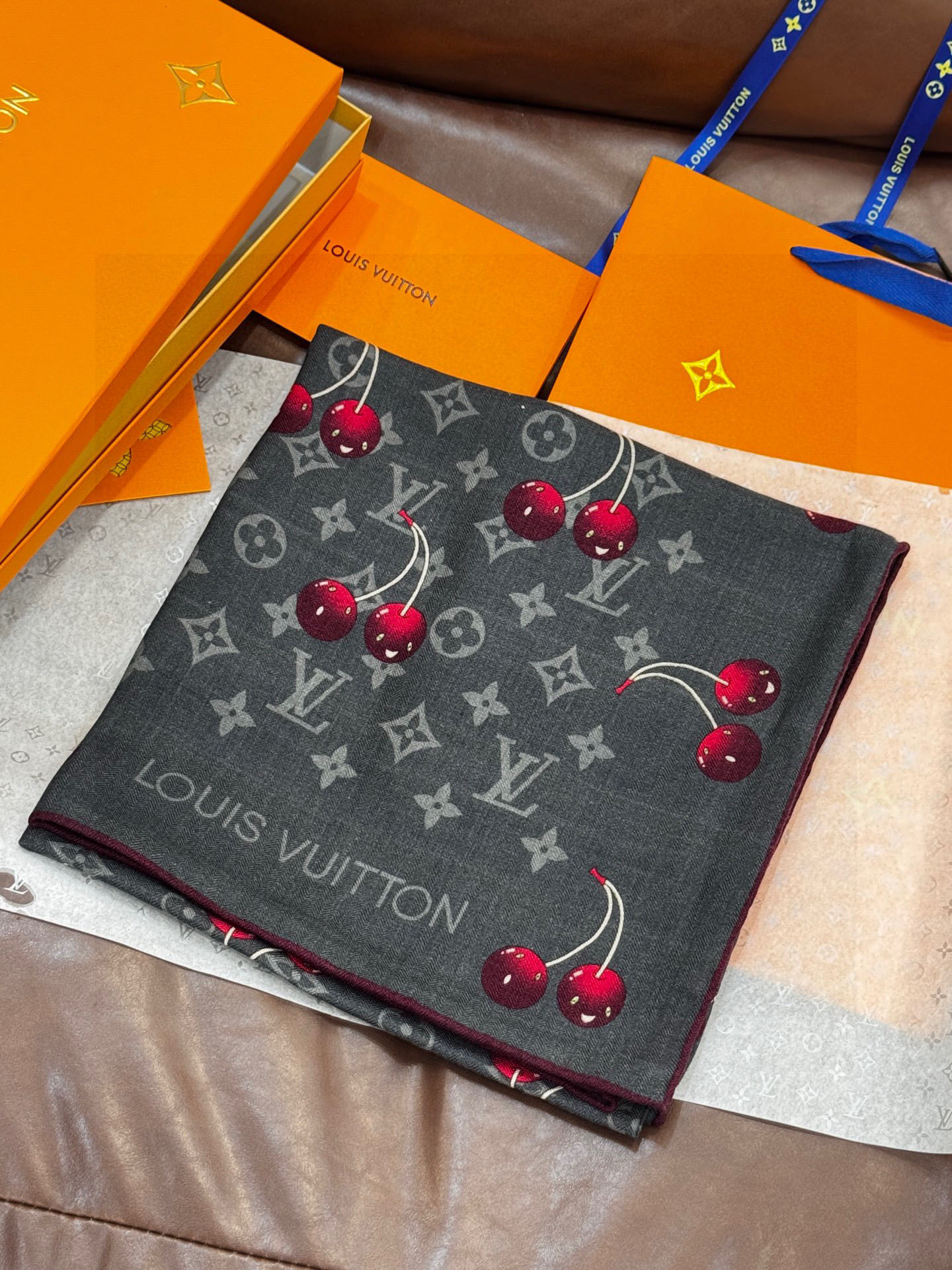 LV X TM MONOGRAMCERISE 140丝毛方巾【140双面丝毛同色】LV × TM Mon