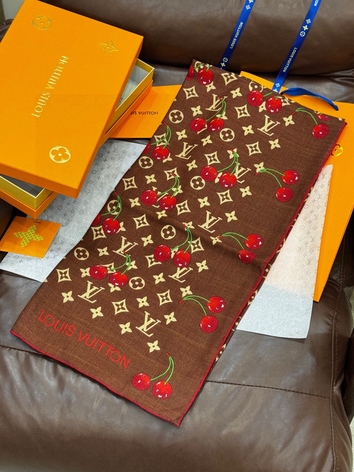 LV X TM MONOGRAMCERISE 140丝毛方巾【140双面丝毛同色】LV × TM Mon