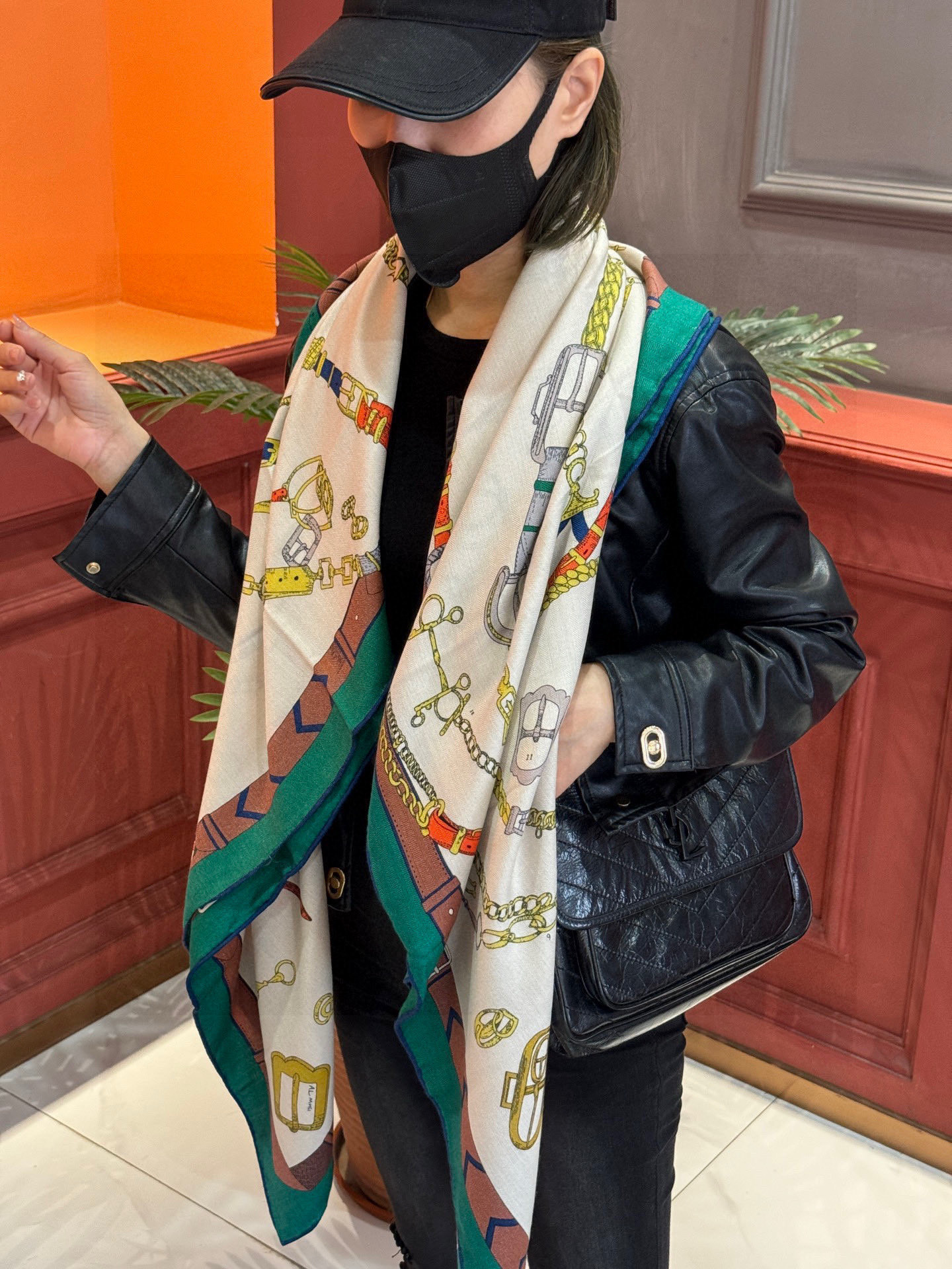 羊绒新款🆕👏👏买了都说好看‼️推荐💕爱马仕双面同色羊绒方巾【跃动的马儿双面同色140】，顶级工艺超值‼️