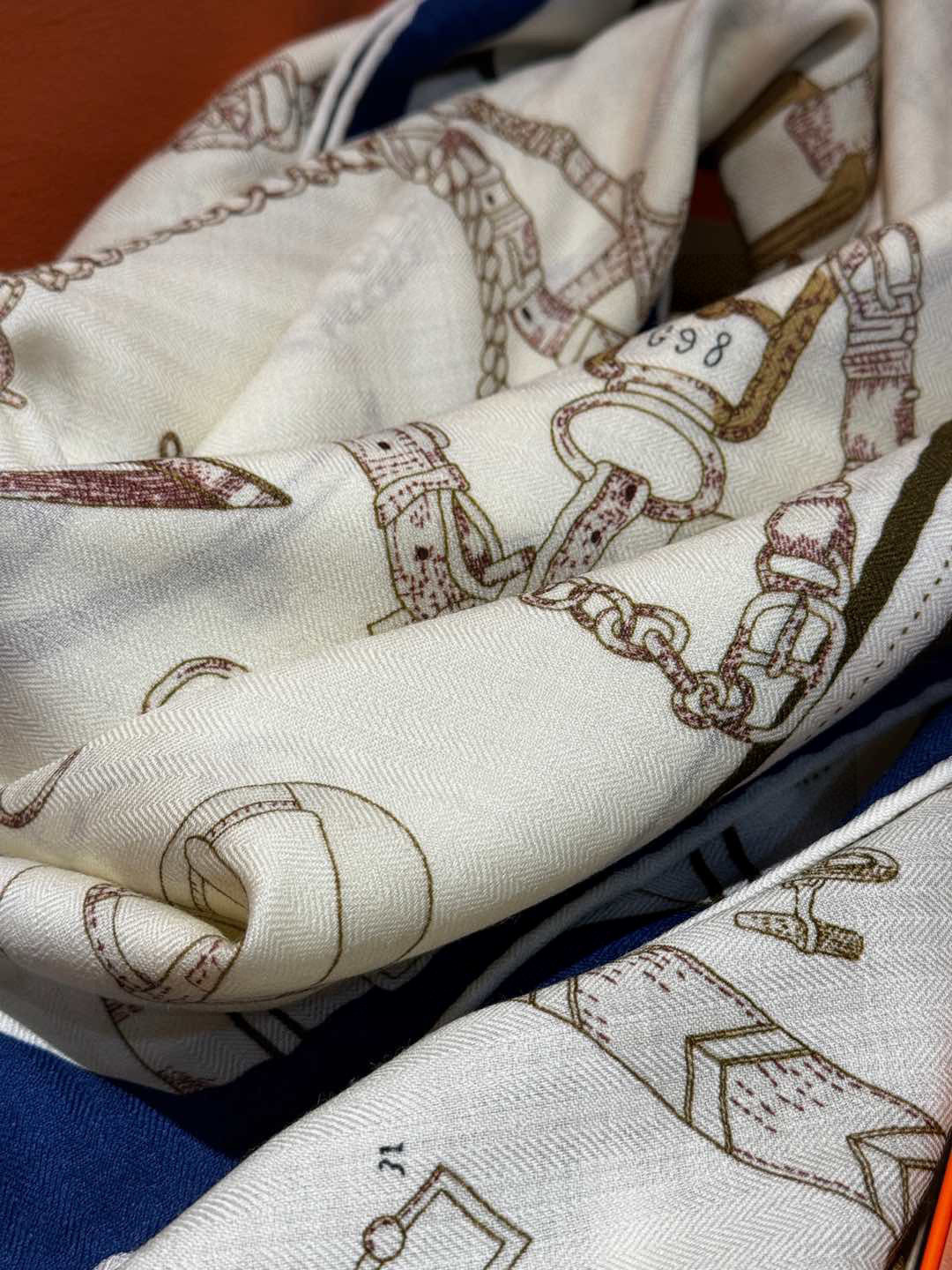 羊绒新款🆕👏👏买了都说好看‼️推荐💕爱马仕双面同色羊绒方巾【跃动的马儿双面同色140】，顶级工艺超值‼️