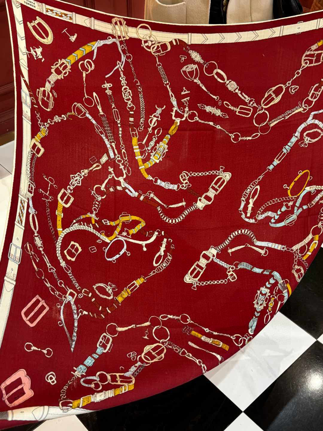 羊绒新款🆕👏👏买了都说好看‼️推荐💕爱马仕双面同色羊绒方巾【跃动的马儿双面同色140】，顶级工艺超值‼️