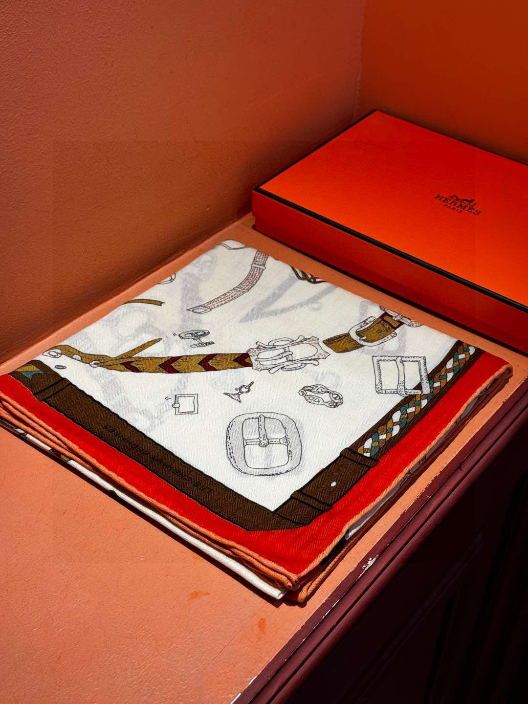 羊绒新款🆕👏👏买了都说好看‼️推荐💕爱马仕双面同色羊绒方巾【跃动的马儿双面同色140】，顶级工艺超值‼️