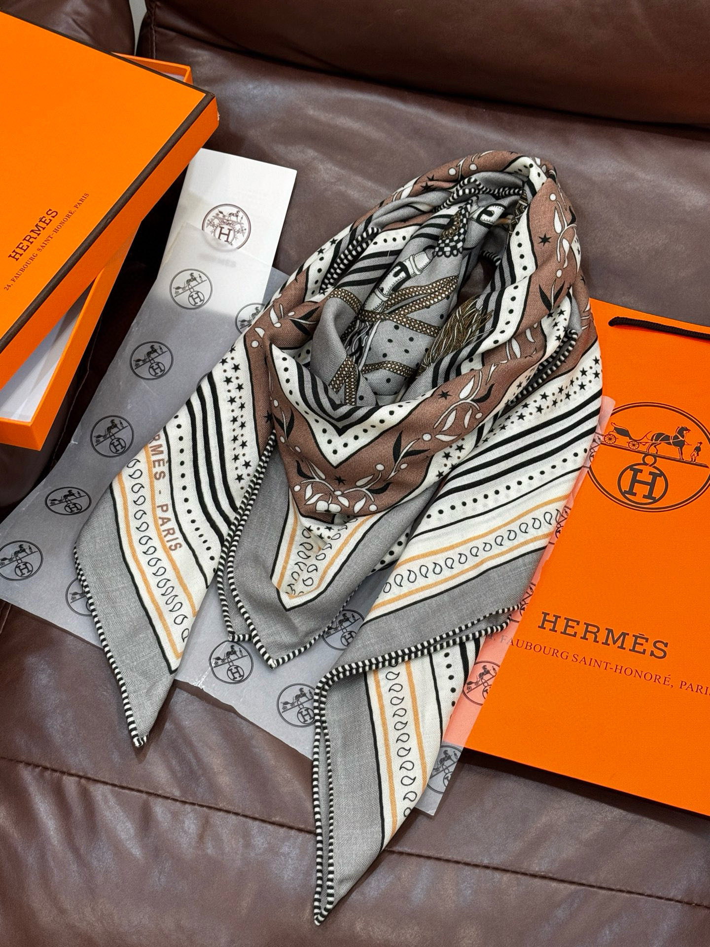 上新💕。丝绒方巾 【爱马仕2025春夏 亚马逊的庆典 Bandana，佩斯利花纹，生机勃勃的图案】（双面