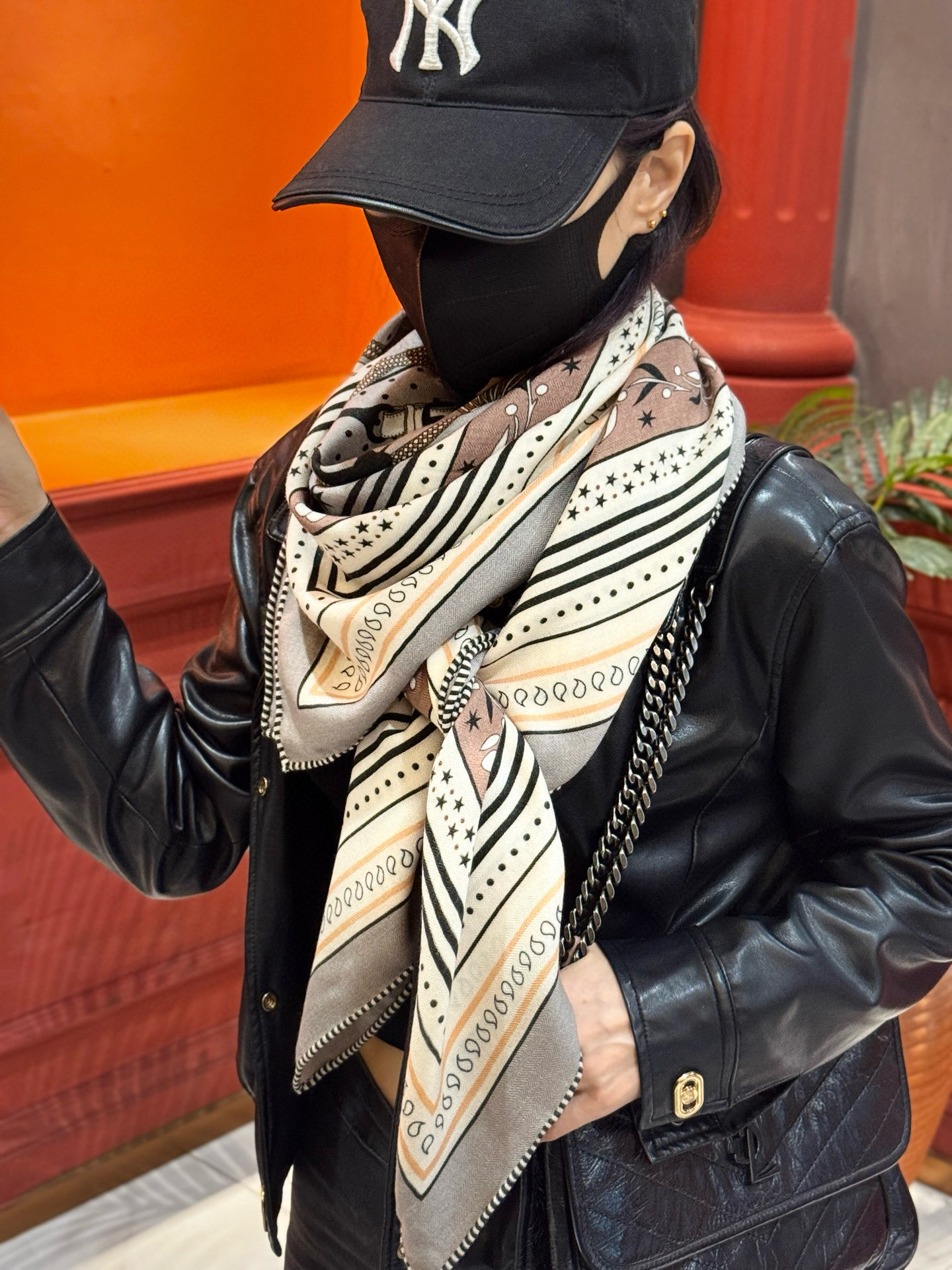 上新💕。丝绒方巾 【爱马仕2025春夏 亚马逊的庆典 Bandana，佩斯利花纹，生机勃勃的图案】（双面