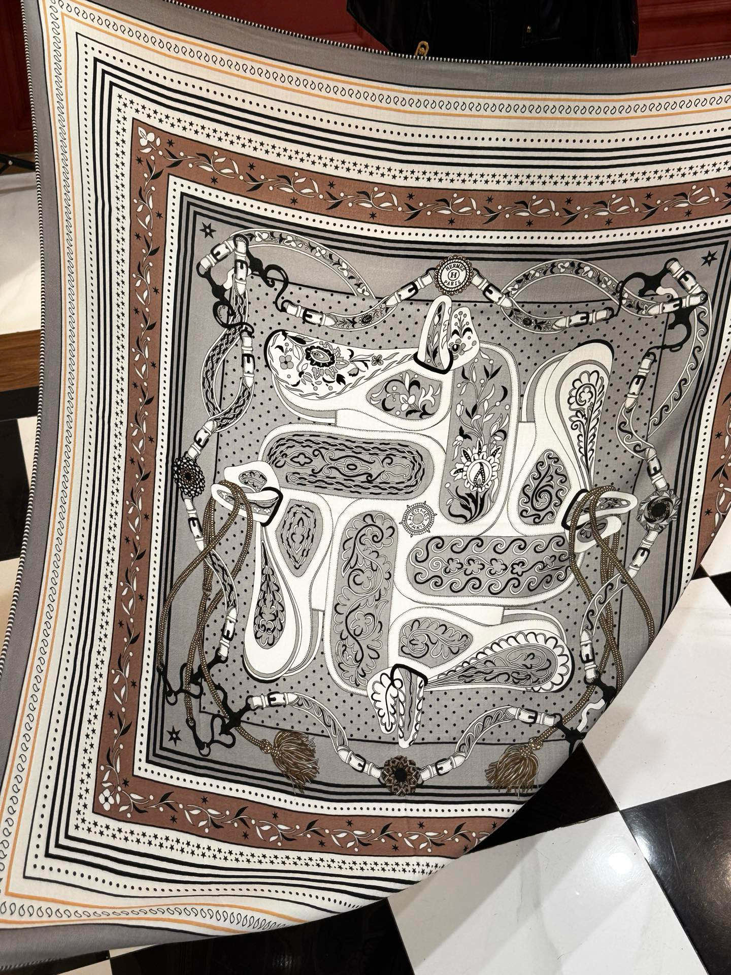 上新💕。丝绒方巾 【爱马仕2025春夏 亚马逊的庆典 Bandana，佩斯利花纹，生机勃勃的图案】（双面