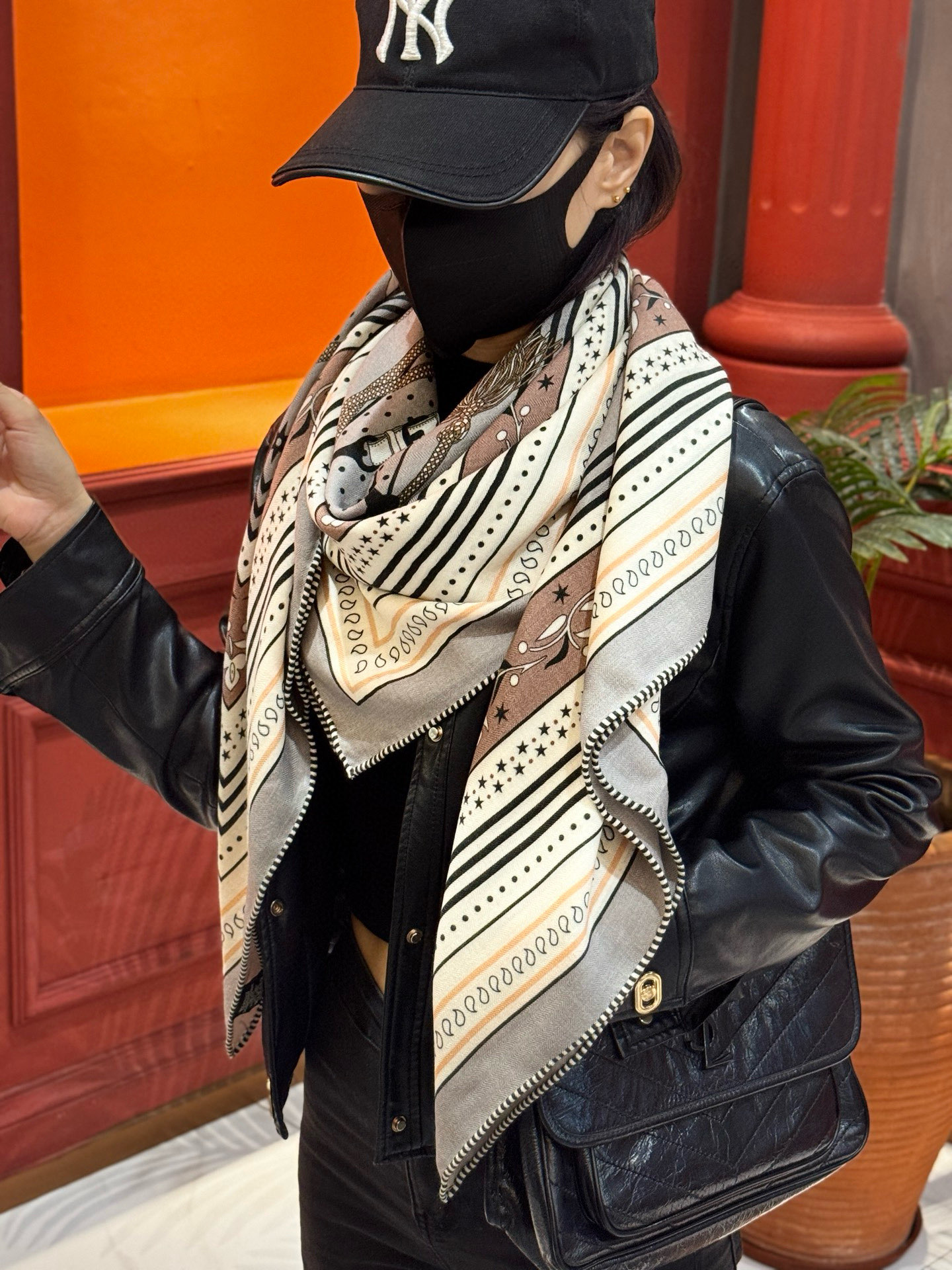 上新💕。丝绒方巾 【爱马仕2025春夏 亚马逊的庆典 Bandana，佩斯利花纹，生机勃勃的图案】（双面