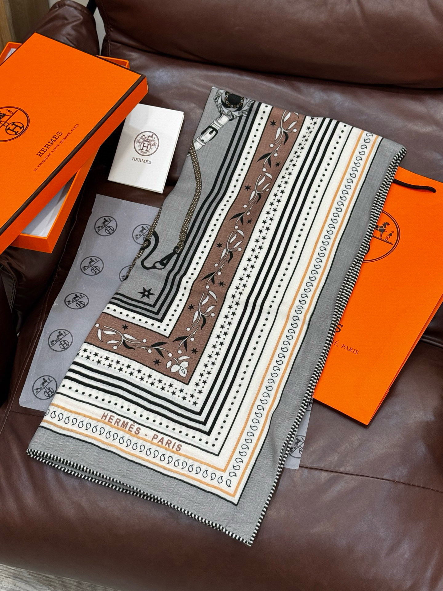 上新💕。丝绒方巾 【爱马仕2025春夏 亚马逊的庆典 Bandana，佩斯利花纹，生机勃勃的图案】（双面