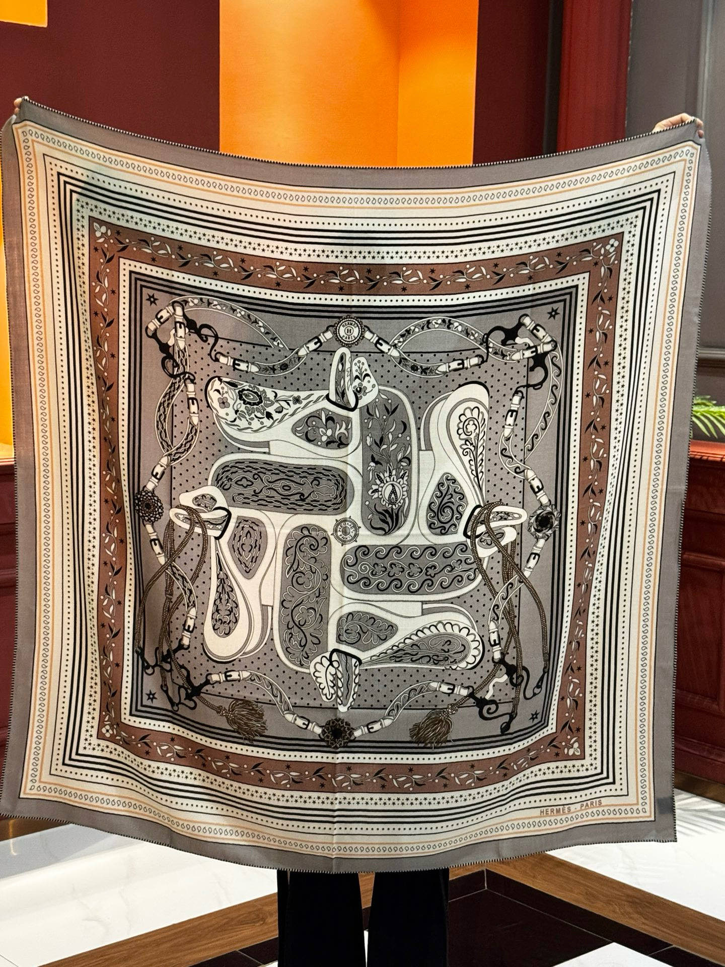 上新💕。丝绒方巾 【爱马仕2025春夏 亚马逊的庆典 Bandana，佩斯利花纹，生机勃勃的图案】（双面