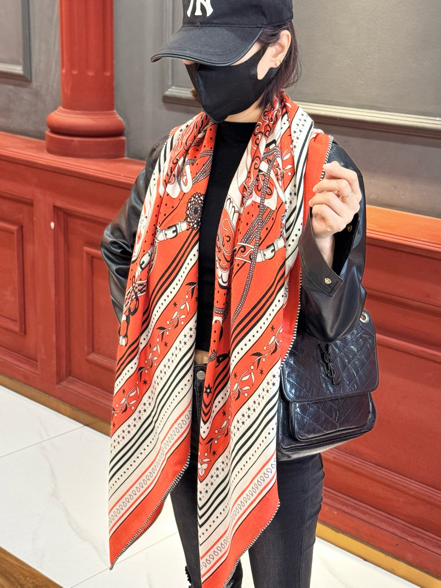 上新💕。丝绒方巾 【爱马仕2025春夏 亚马逊的庆典 Bandana，佩斯利花纹，生机勃勃的图案】（双面