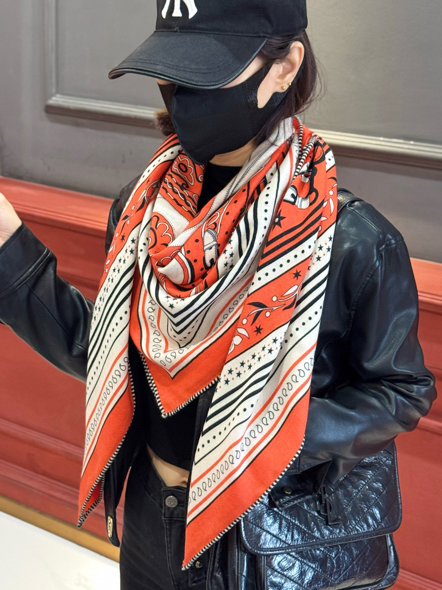 上新💕。丝绒方巾 【爱马仕2025春夏 亚马逊的庆典 Bandana，佩斯利花纹，生机勃勃的图案】（双面