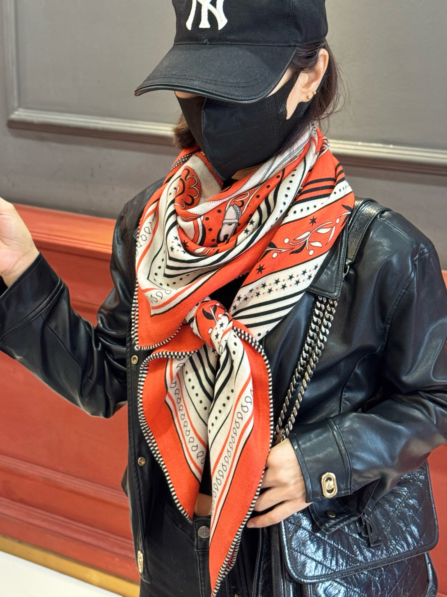 上新💕。丝绒方巾 【爱马仕2025春夏 亚马逊的庆典 Bandana，佩斯利花纹，生机勃勃的图案】（双面