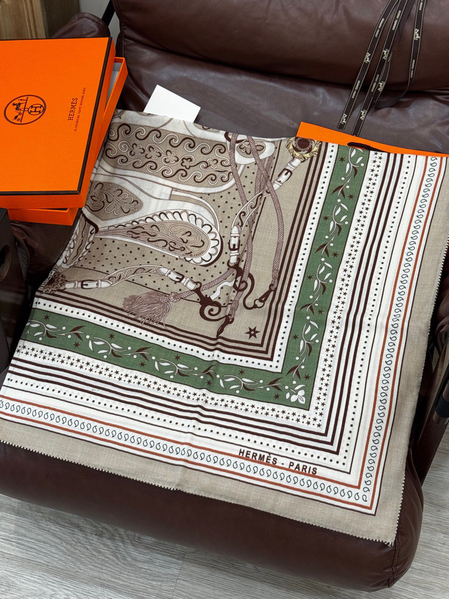 上新💕。丝绒方巾 【爱马仕2025春夏 亚马逊的庆典 Bandana，佩斯利花纹，生机勃勃的图案】（双面