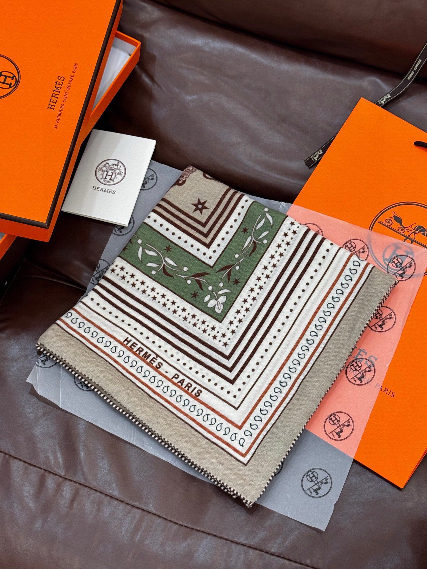 上新💕。丝绒方巾 【爱马仕2025春夏 亚马逊的庆典 Bandana，佩斯利花纹，生机勃勃的图案】（双面