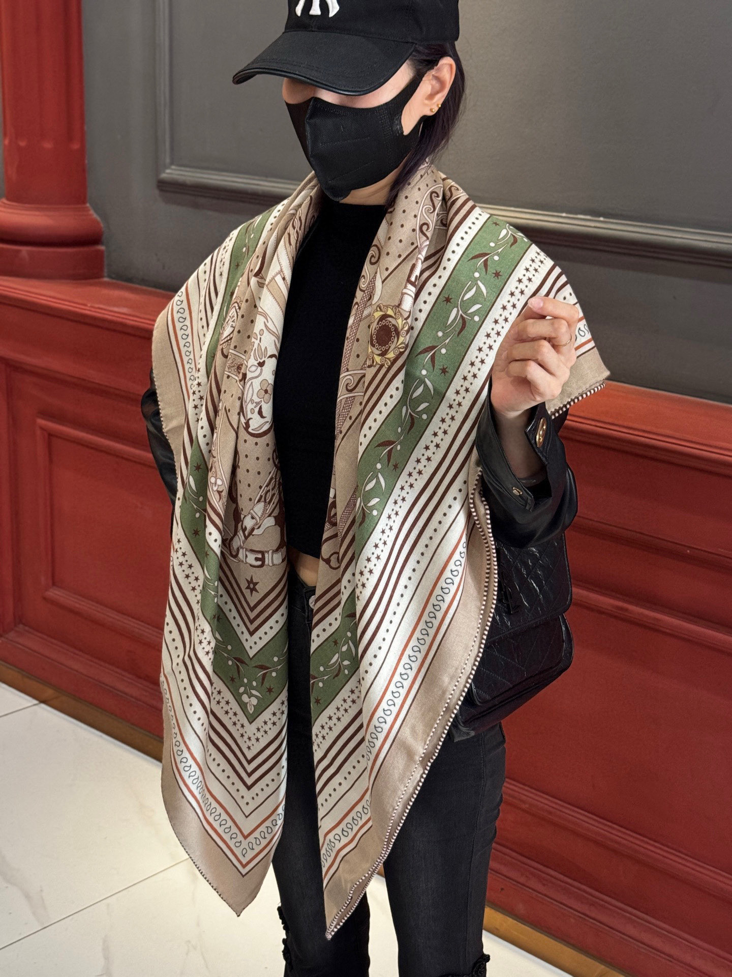 上新💕。丝绒方巾 【爱马仕2025春夏 亚马逊的庆典 Bandana，佩斯利花纹，生机勃勃的图案】（双面