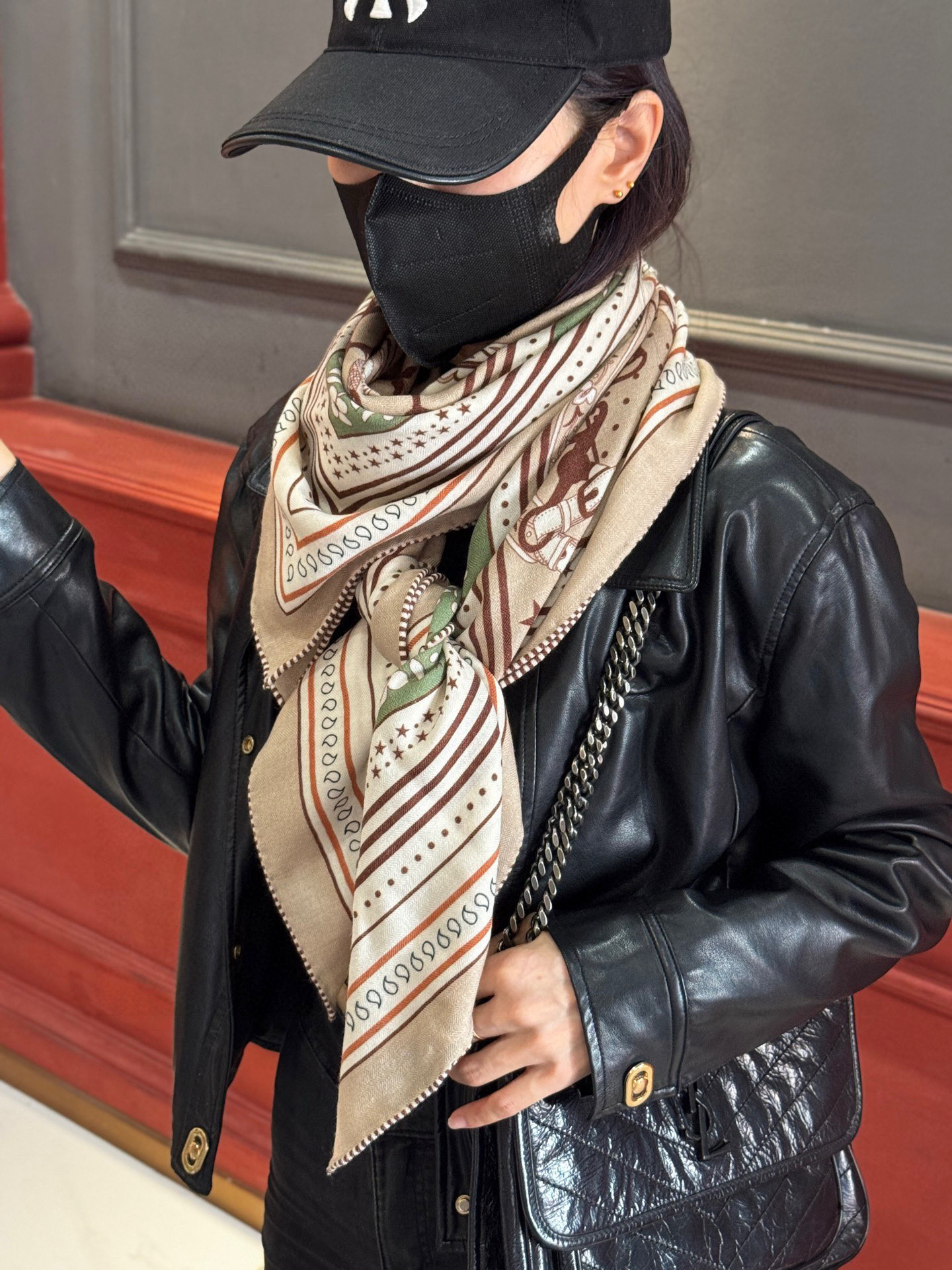 上新💕。丝绒方巾 【爱马仕2025春夏 亚马逊的庆典 Bandana，佩斯利花纹，生机勃勃的图案】（双面