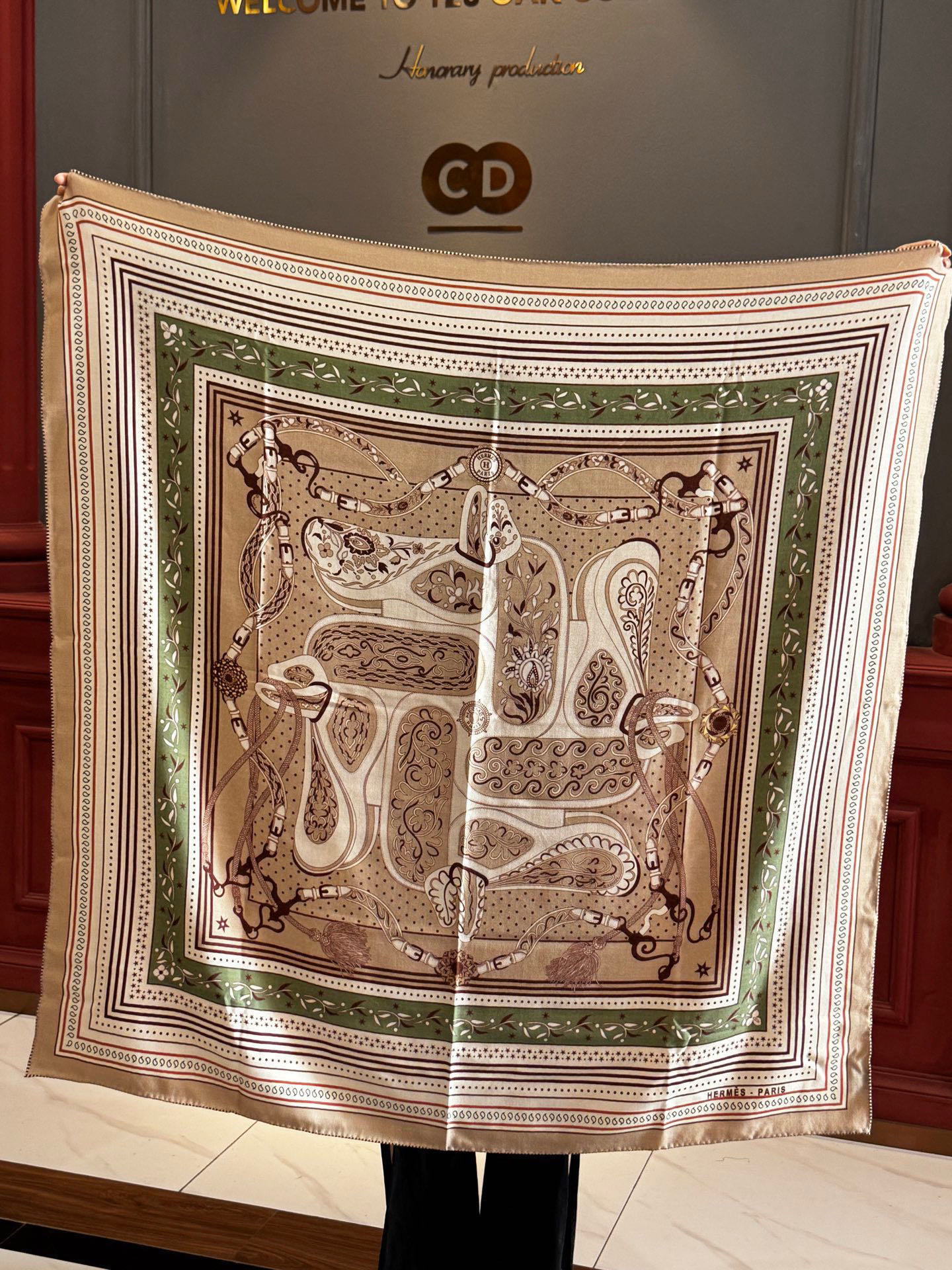 上新💕。丝绒方巾 【爱马仕2025春夏 亚马逊的庆典 Bandana，佩斯利花纹，生机勃勃的图案】（双面