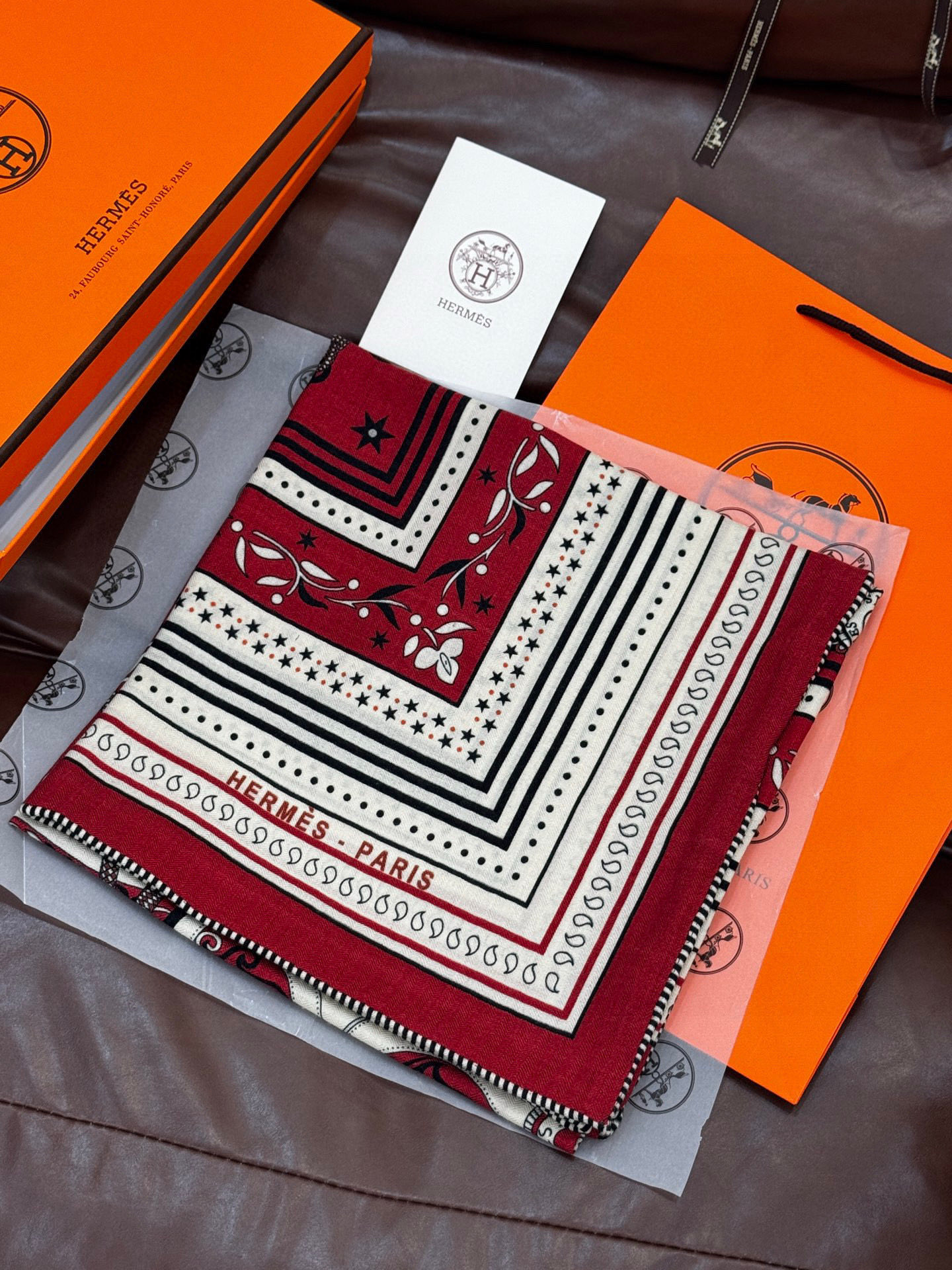 上新💕。丝绒方巾 【爱马仕2025春夏 亚马逊的庆典 Bandana，佩斯利花纹，生机勃勃的图案】（双面