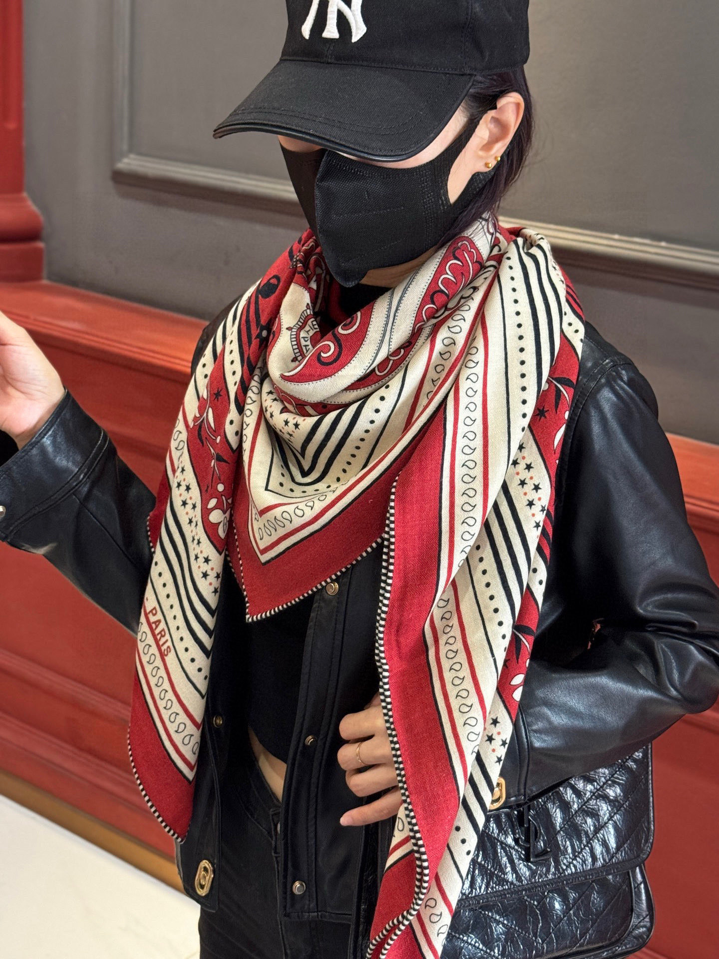 上新💕。丝绒方巾 【爱马仕2025春夏 亚马逊的庆典 Bandana，佩斯利花纹，生机勃勃的图案】（双面