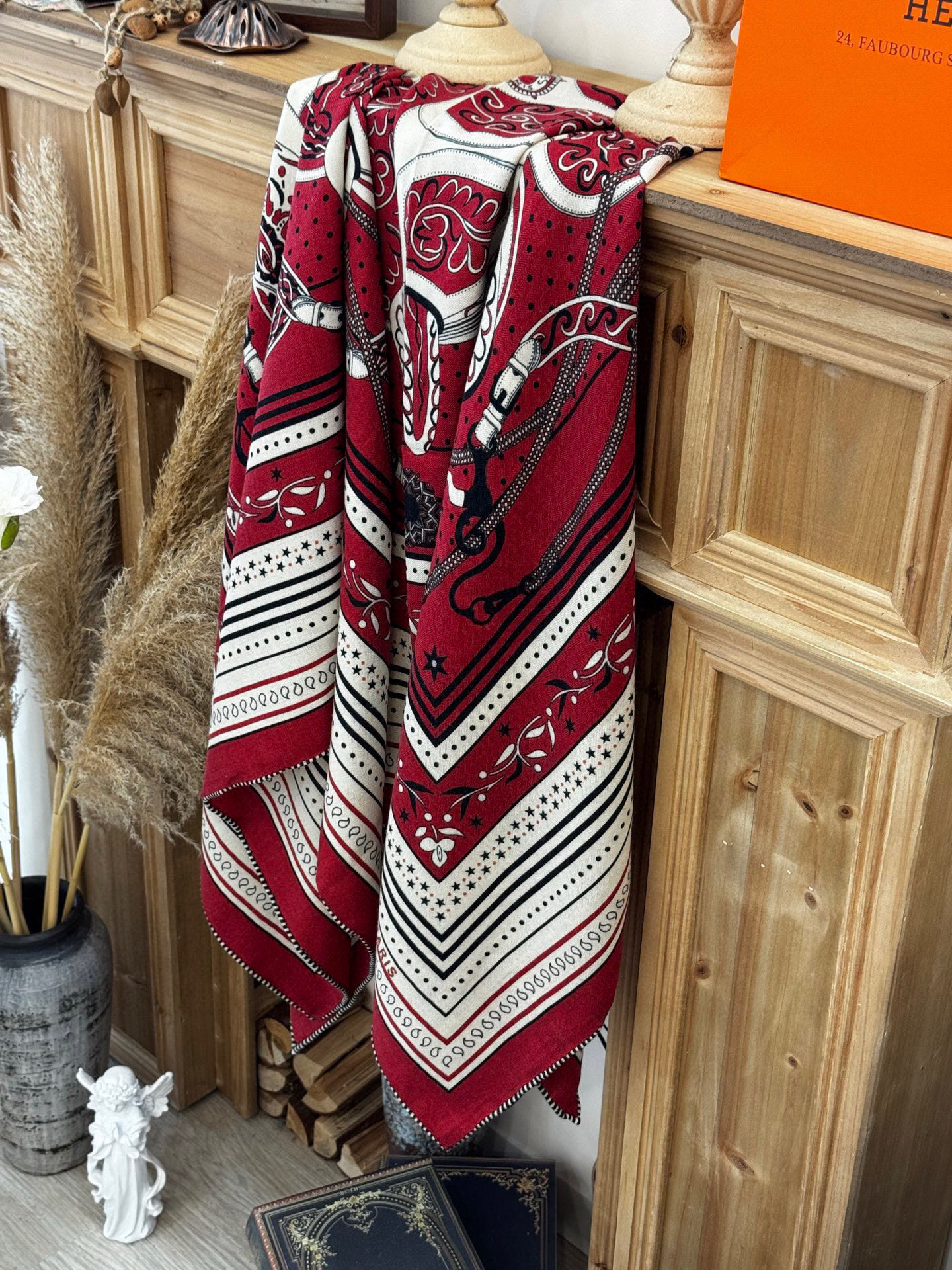 上新💕。丝绒方巾 【爱马仕2025春夏 亚马逊的庆典 Bandana，佩斯利花纹，生机勃勃的图案】（双面