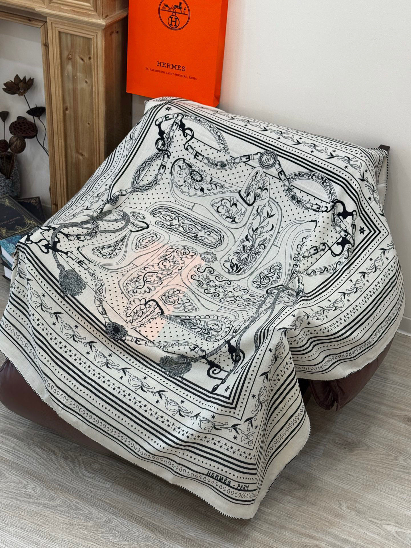 上新💕。丝绒方巾 【爱马仕2025春夏 亚马逊的庆典 Bandana，佩斯利花纹，生机勃勃的图案】（双面